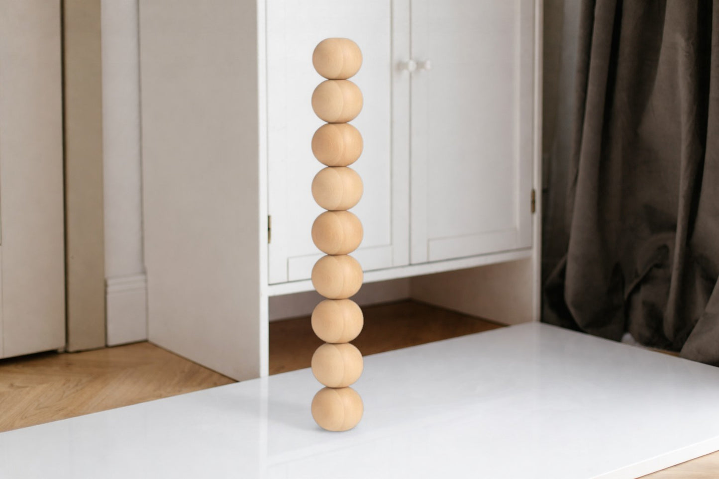 Pied de table tourné en bois – Motif neuf sphères, 739 mm