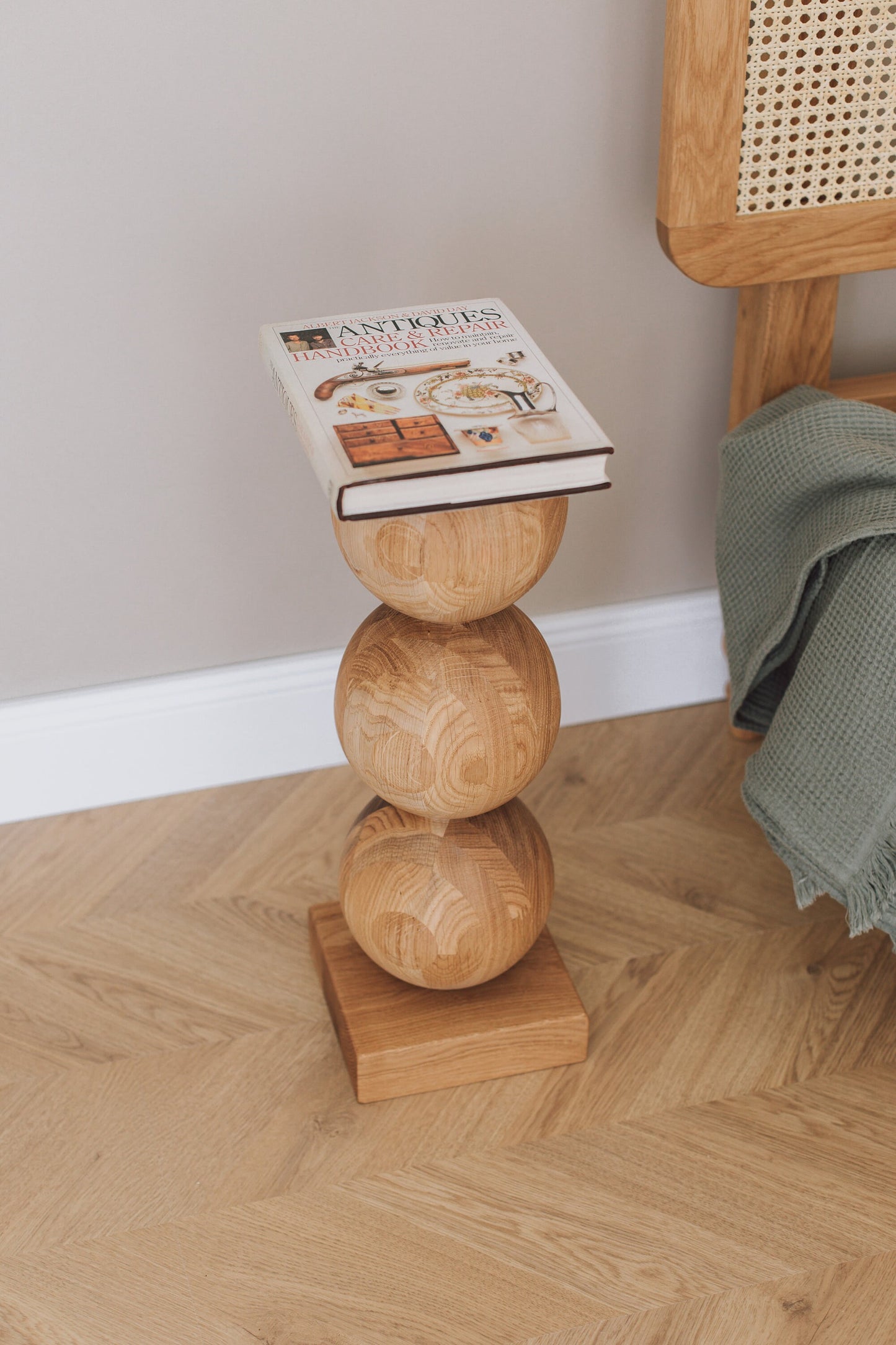 Table de chevet élégante en bois avec accent sphérique central – Conception artisanale, H495 mm