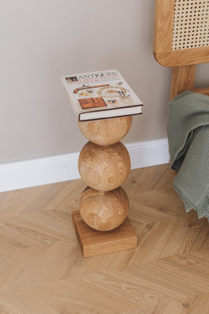 Table de chevet élégante en bois avec accent sphérique central – Conception artisanale, H495 mm