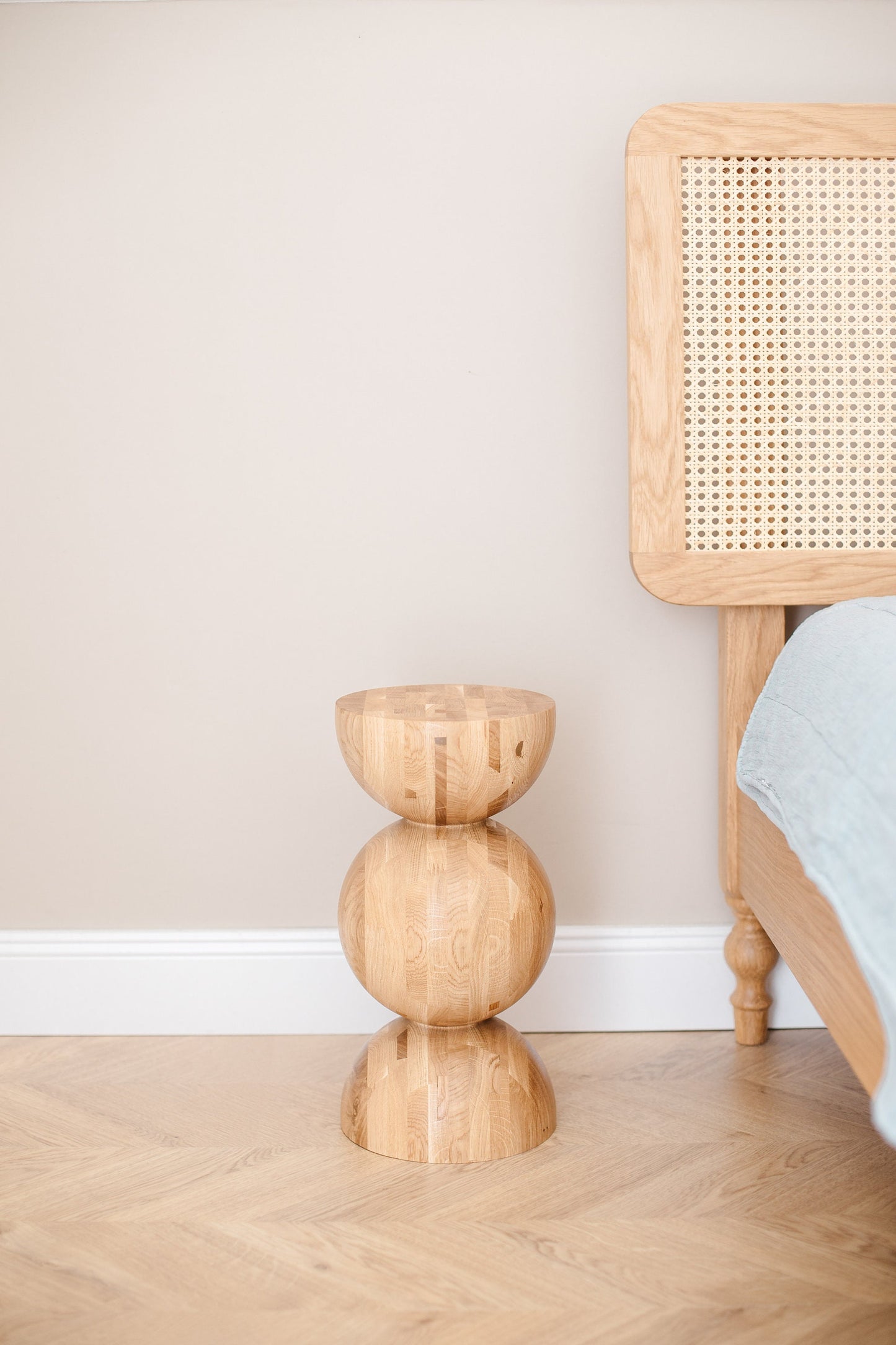 Table de chevet en bois fait main – Bois massif avec détail sphérique élégant H400 mm
