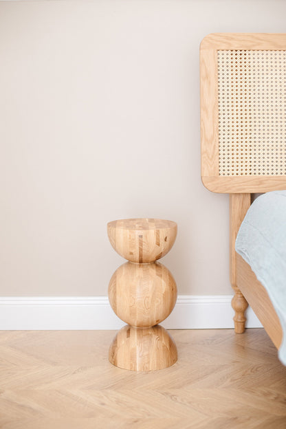 Table de chevet en bois fait main – Bois massif avec détail sphérique élégant H400 mm