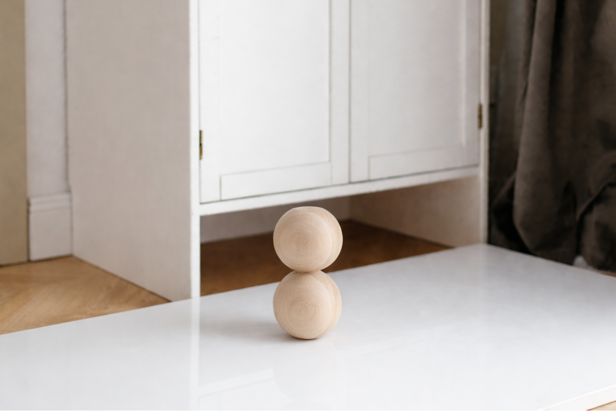 Pied de Meuble en Bois avec Détail Deux Sphères – Fait Main, H161 mm
