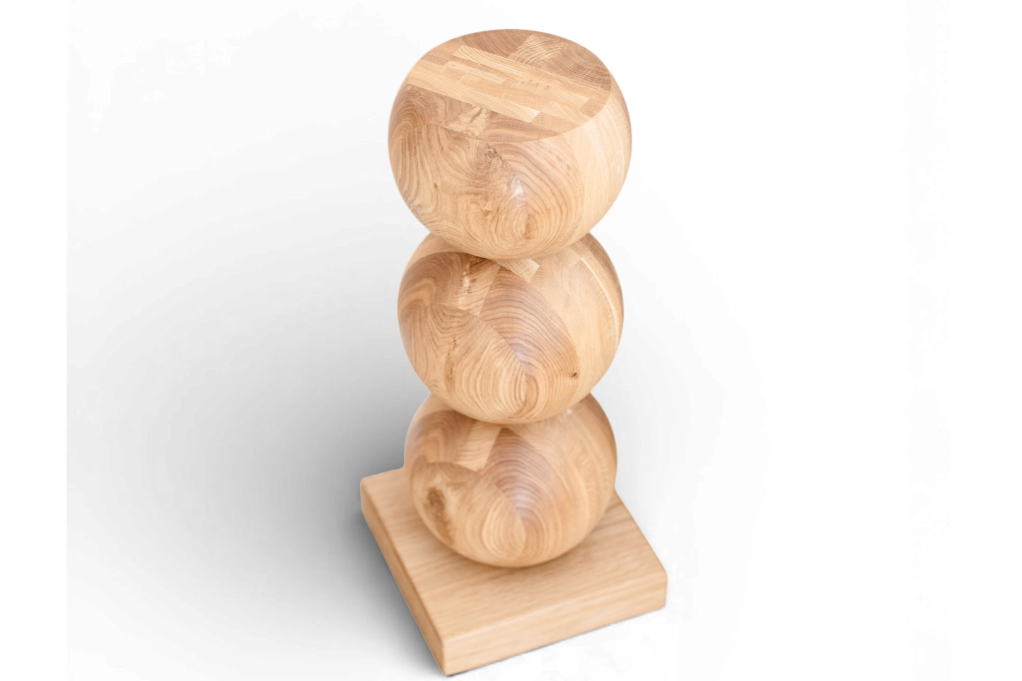 Table de chevet élégante en bois avec sphère centrale décorative – Design artisanal, H580 mm