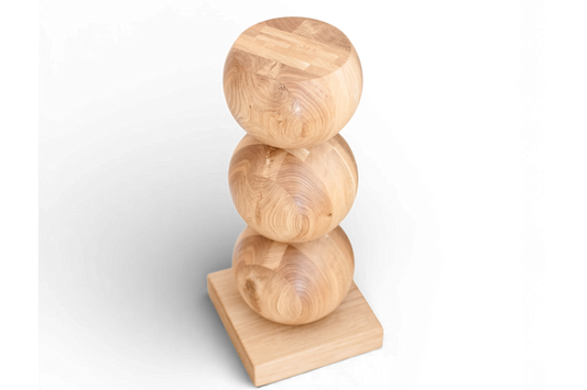 Table de chevet élégante en bois avec sphère centrale décorative – Design artisanal, H580 mm