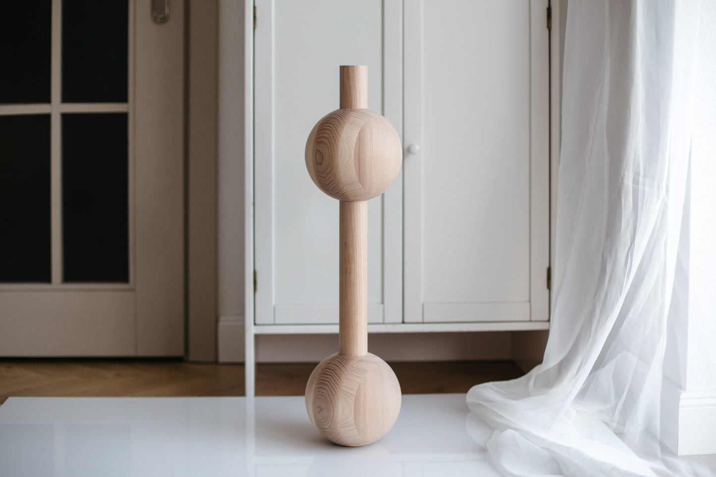 Pied de meuble en bois avec quatre détails sphériques – Design artisanal, lot de 3, H670 mm