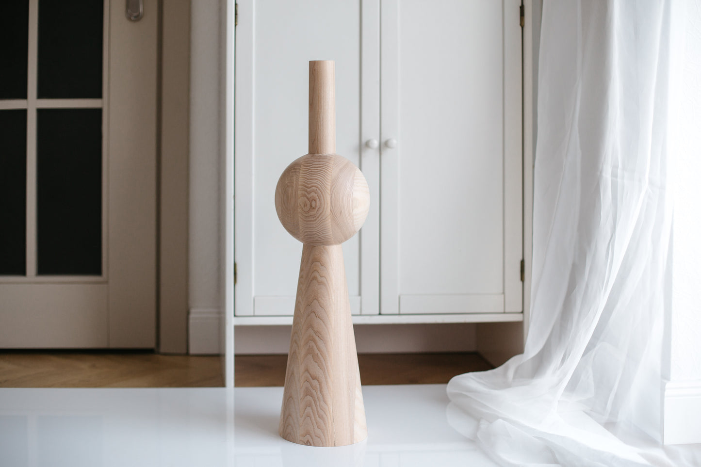 Pied de meuble en bois avec quatre détails sphériques – Design artisanal, lot de 3, H670 mm