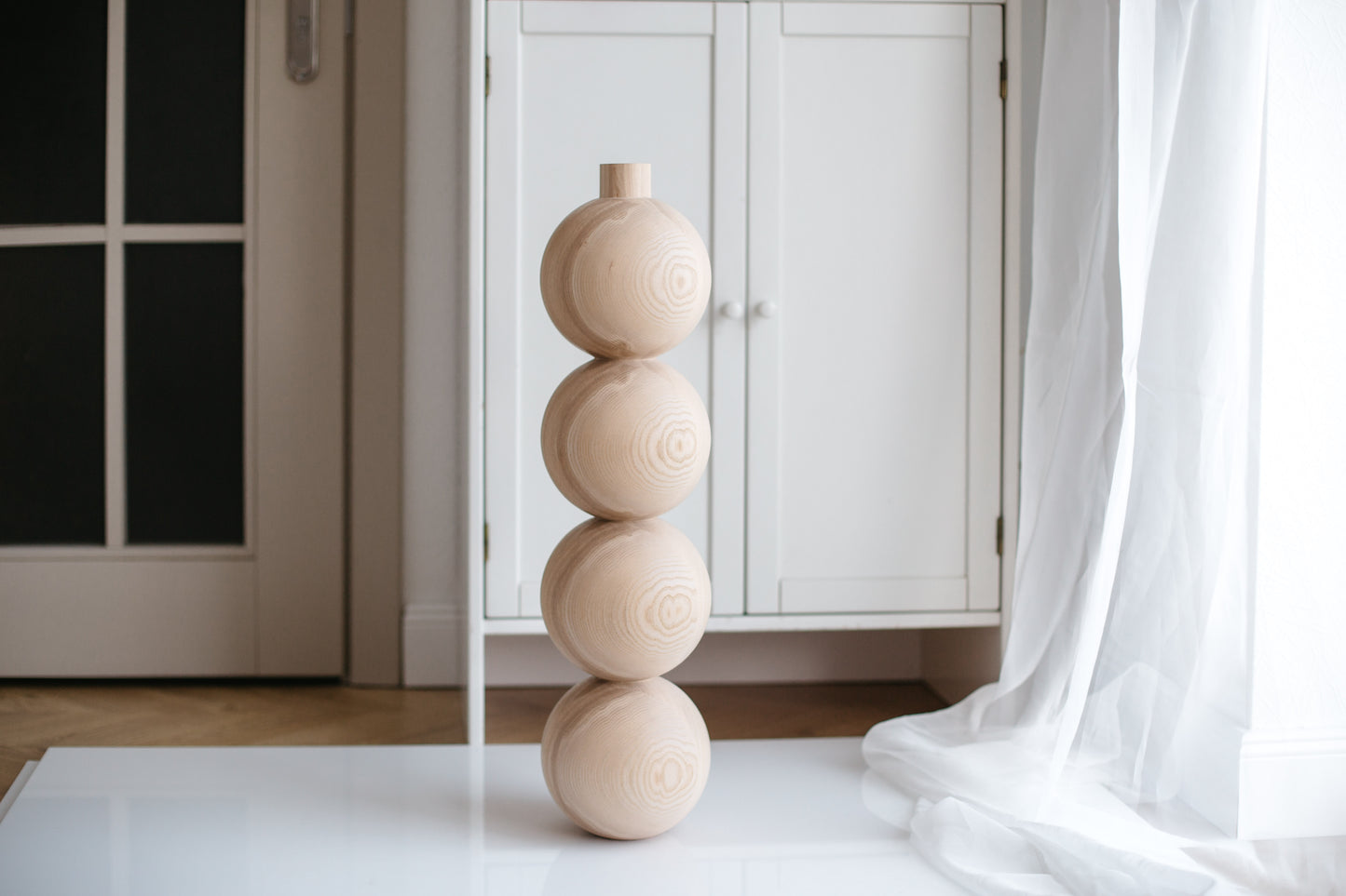 Pied de meuble en bois avec quatre détails sphériques – Design artisanal, lot de 3, H670 mm