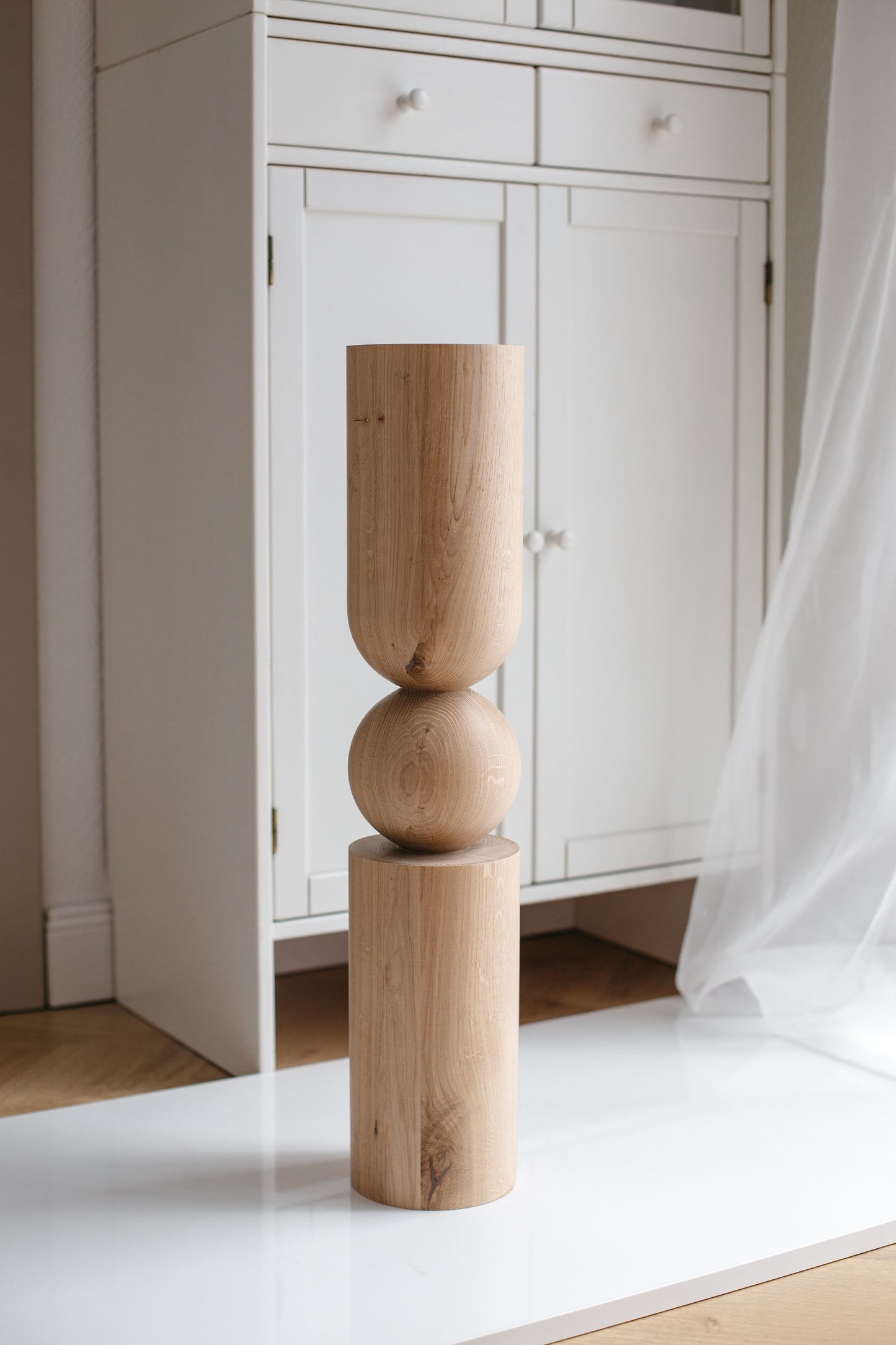 Pied de table et de bar en bois avec sphère décorative – Design fait main, H690 mm
