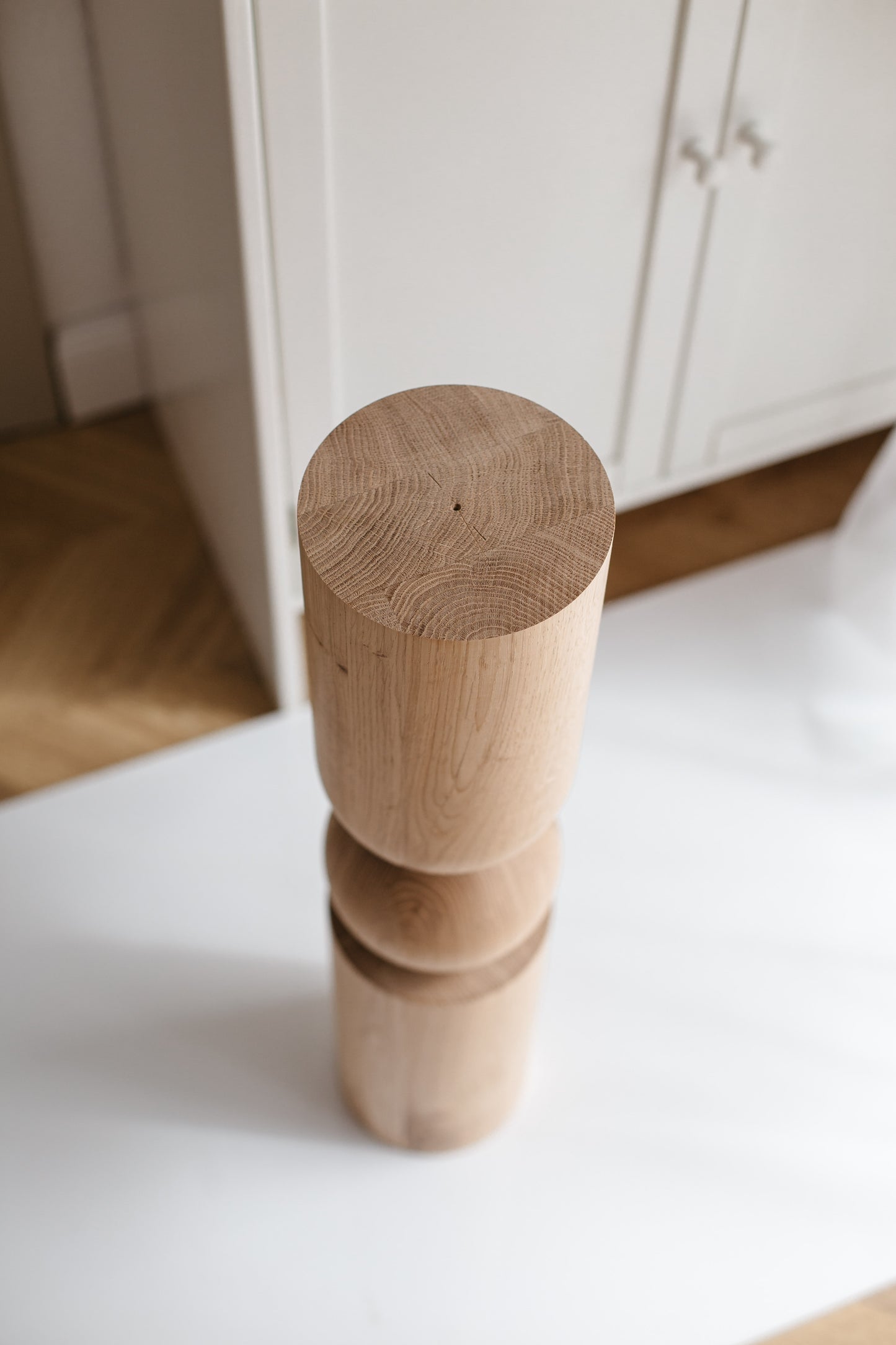 Pied de table et de bar en bois avec sphère décorative – Design fait main, H690 mm