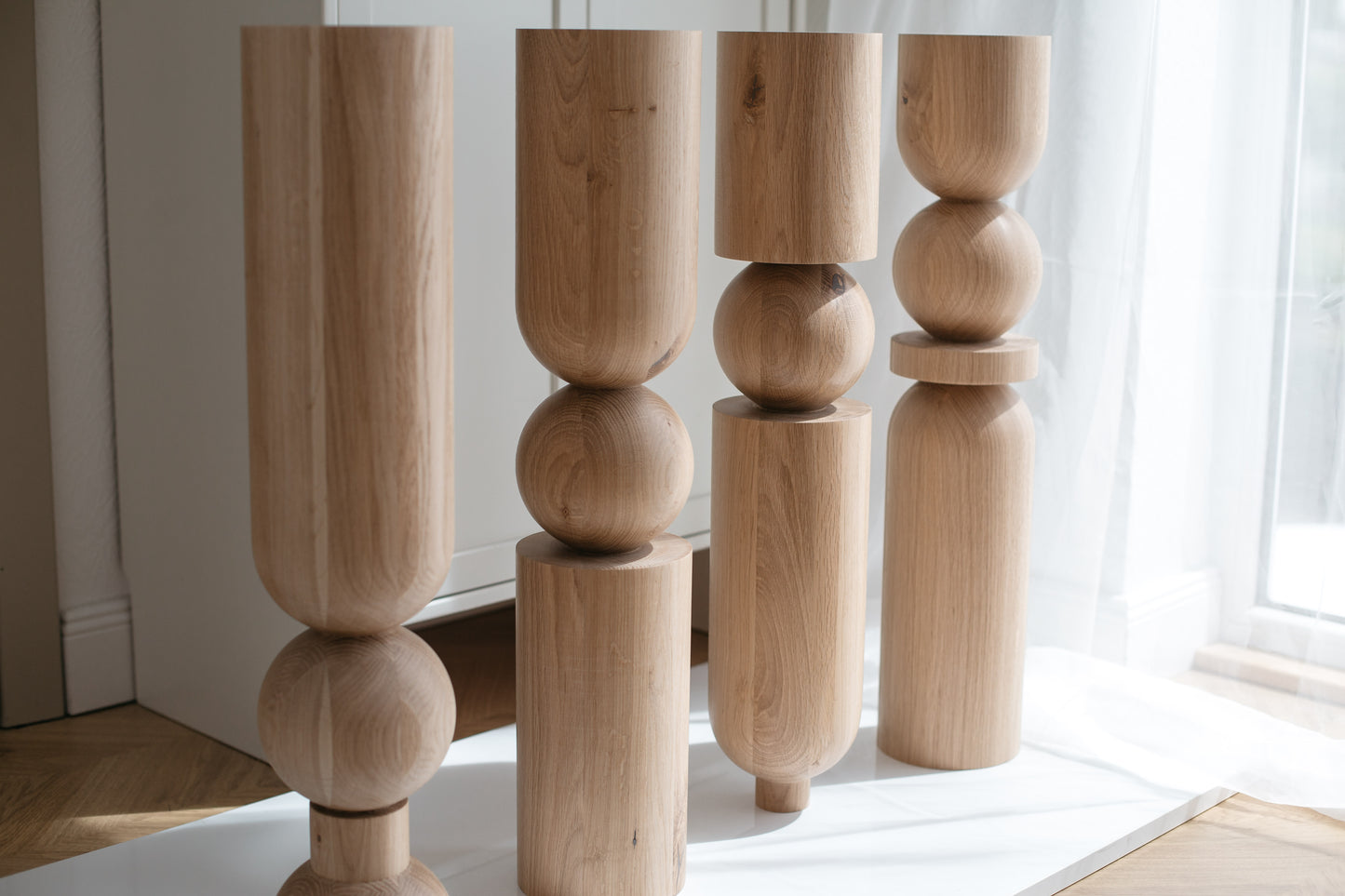 Pied de table et de bar en bois avec sphère décorative – Design fait main, H690 mm