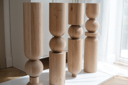 Pied de table et de bar en bois avec sphère décorative – Design fait main, H690 mm