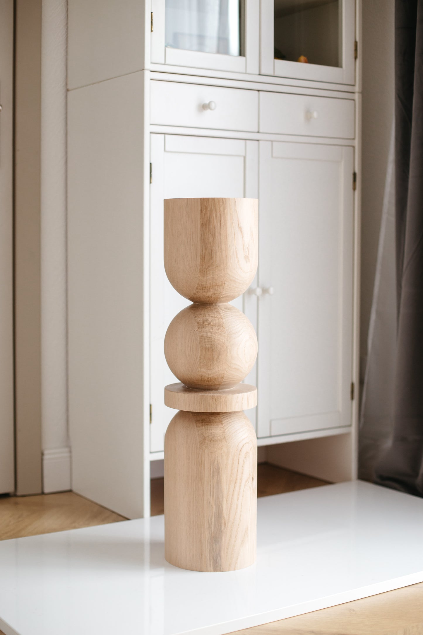 Pied de table/bar en bois avec sphère centrale décorative – Tourné, H710 mm