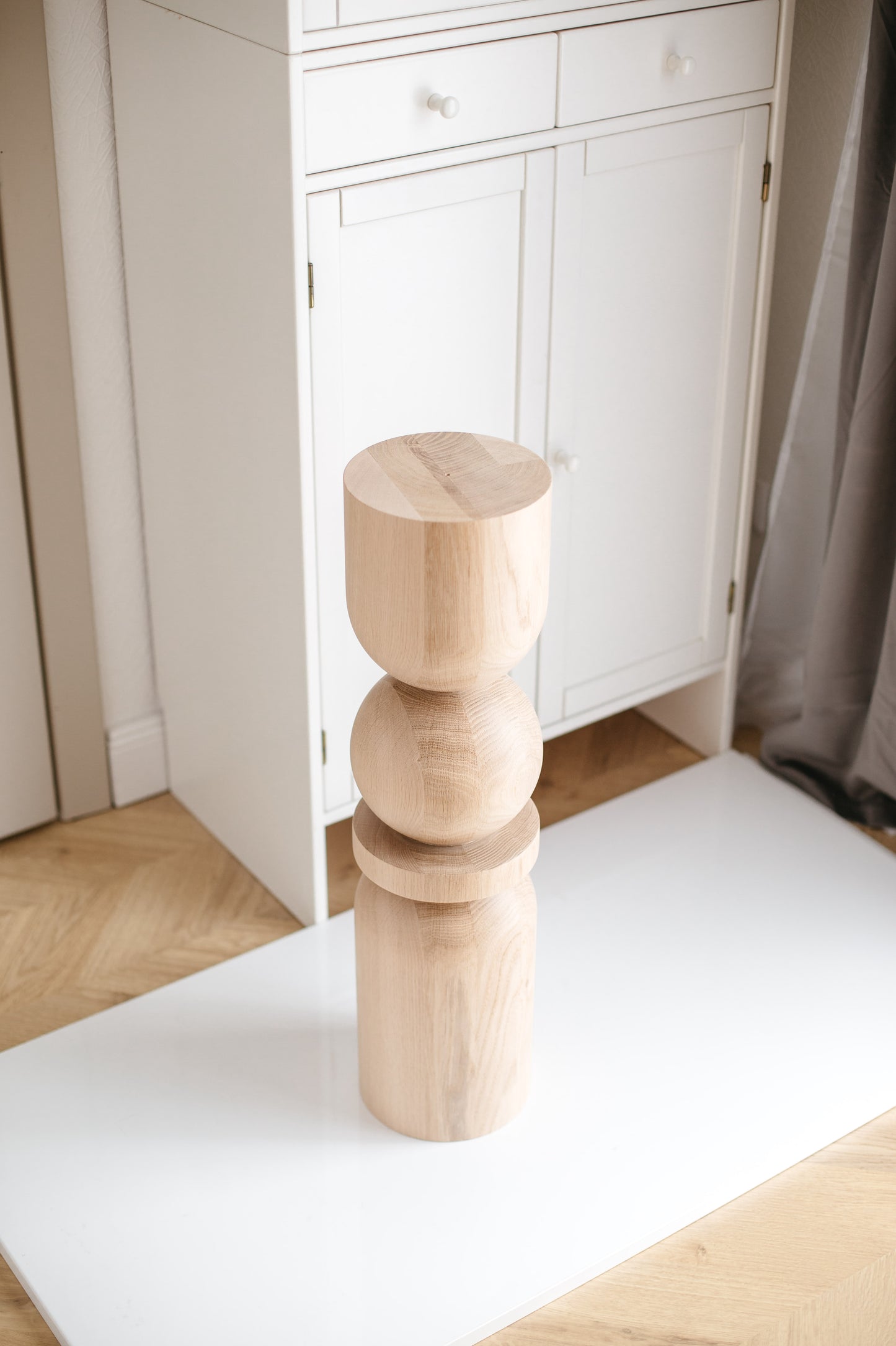 Pied de table/bar en bois avec sphère centrale décorative – Tourné, H710 mm