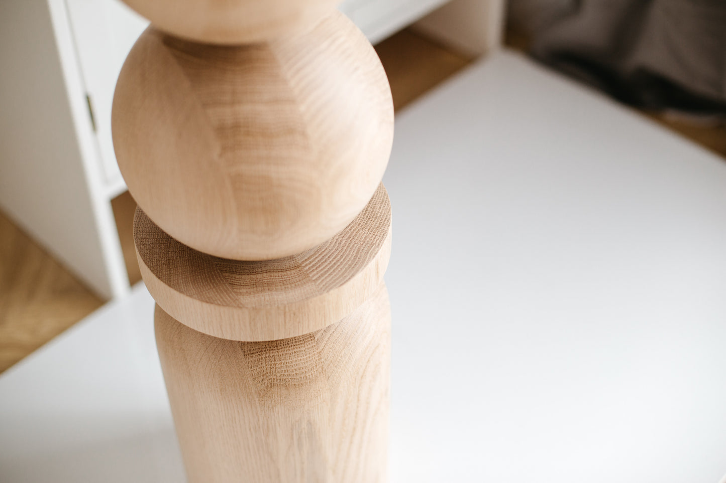 Pied de table/bar en bois avec sphère centrale décorative – Tourné, H710 mm