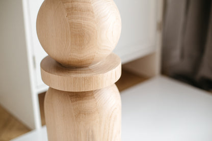 Pied de table/bar en bois avec sphère centrale décorative – Tourné, H710 mm