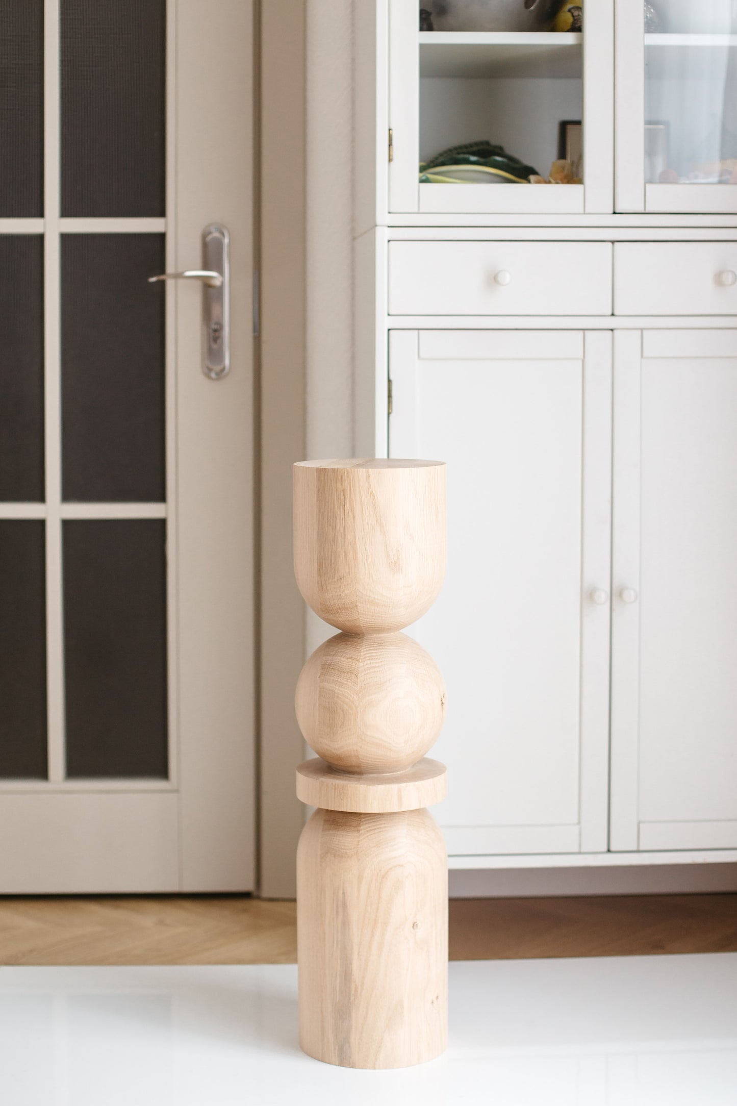 Pied de table/bar en bois avec sphère centrale décorative – Tourné, H710 mm