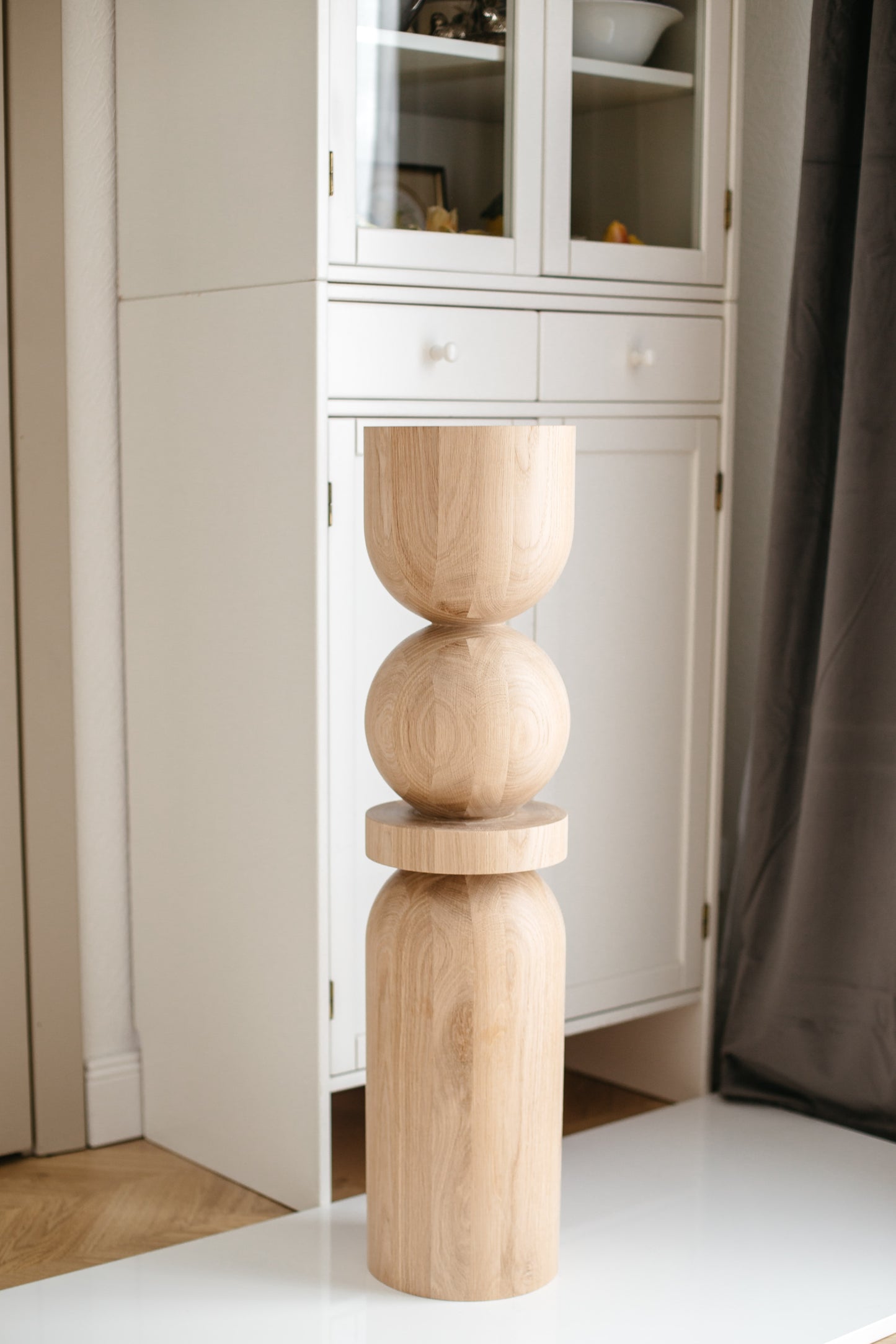 Pied de table et de bar en bois avec sphère centrale – Design tourné, H860 mm