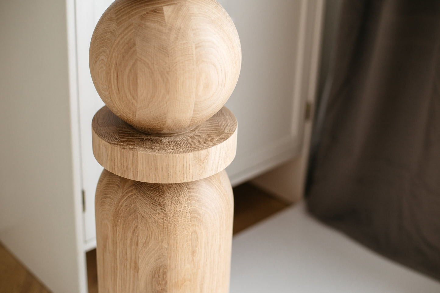 Piedestal en bois – Table d'appoint ou porte-plante, design tourné, H900 mm