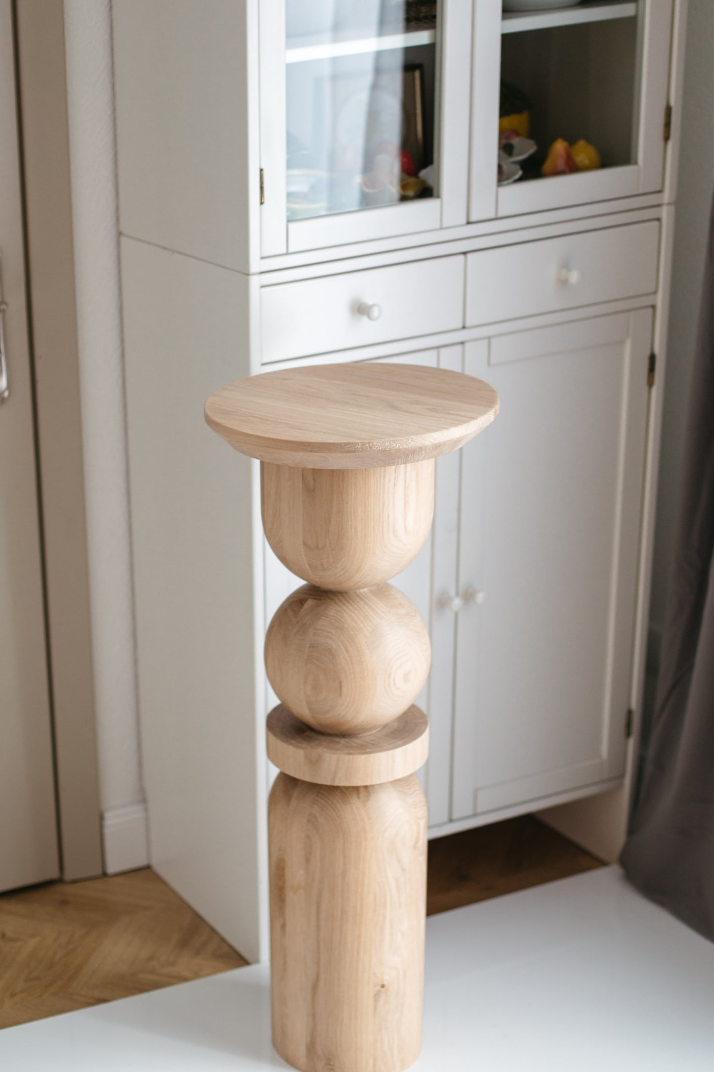 Piedestal en bois – Table d'appoint ou porte-plante, design tourné, H900 mm