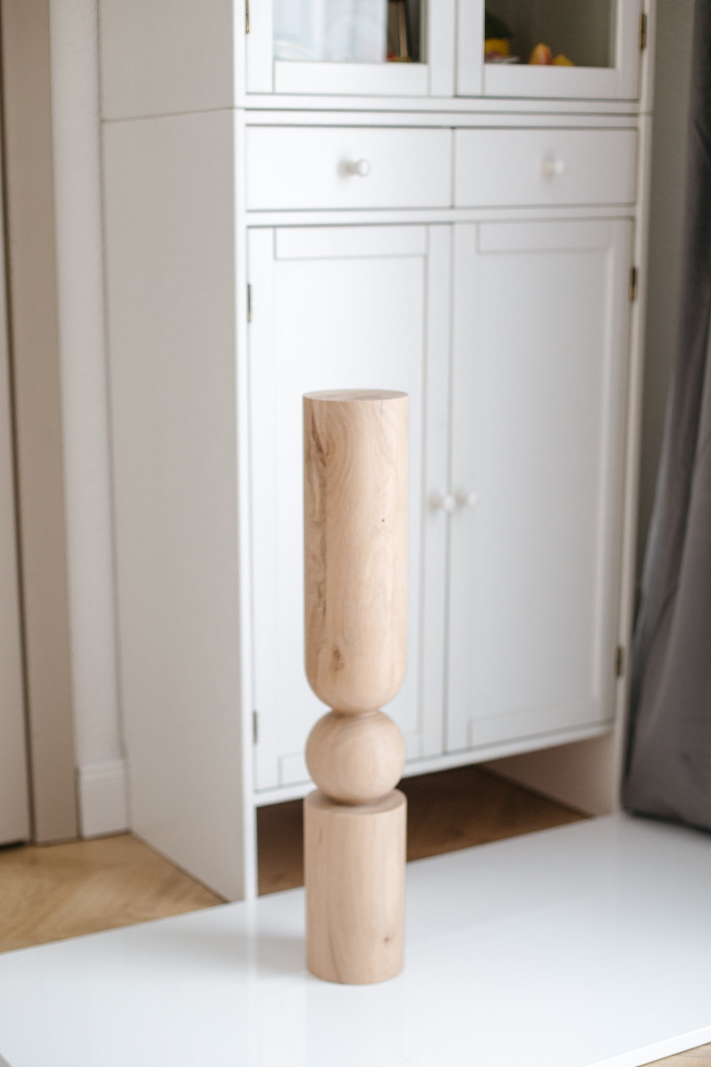 Pied de table/bar en bois avec détail sphérique central – Design tourné au tour, H690 mm
