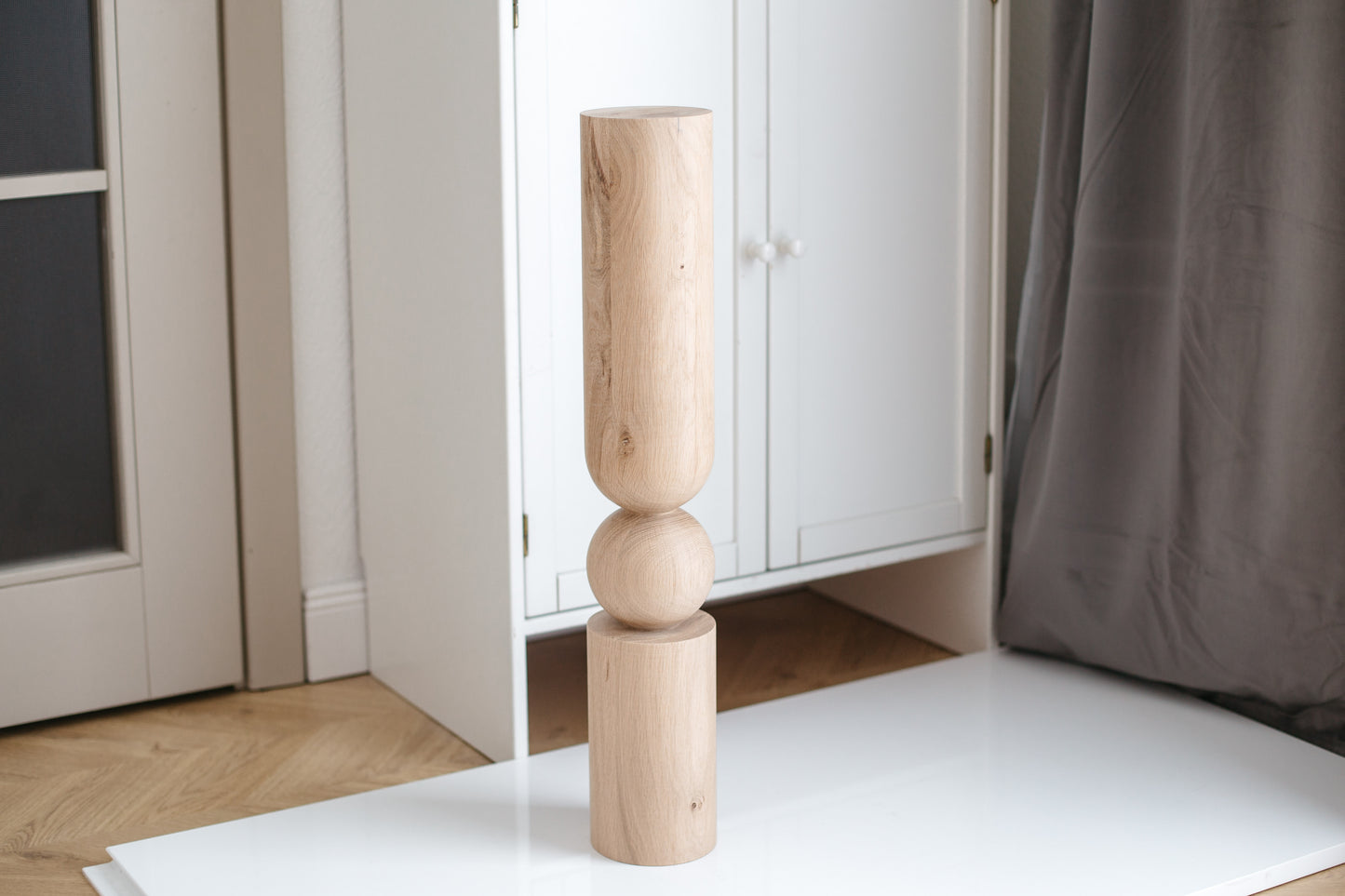 Pied de table/bar en bois avec détail sphérique central – Design tourné au tour, H690 mm