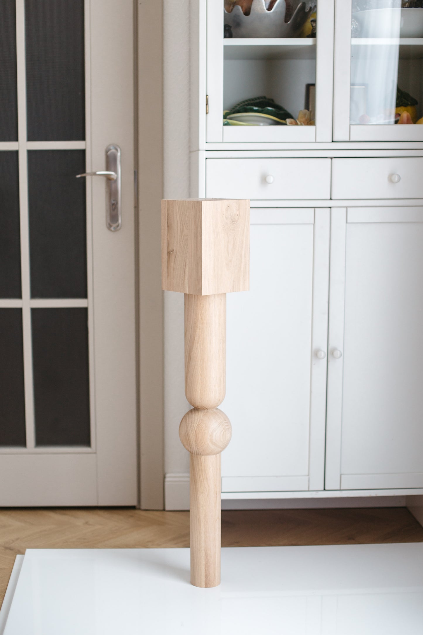 Pied de table et de bar en bois avec plateau carré – Design tourné, H900 mm