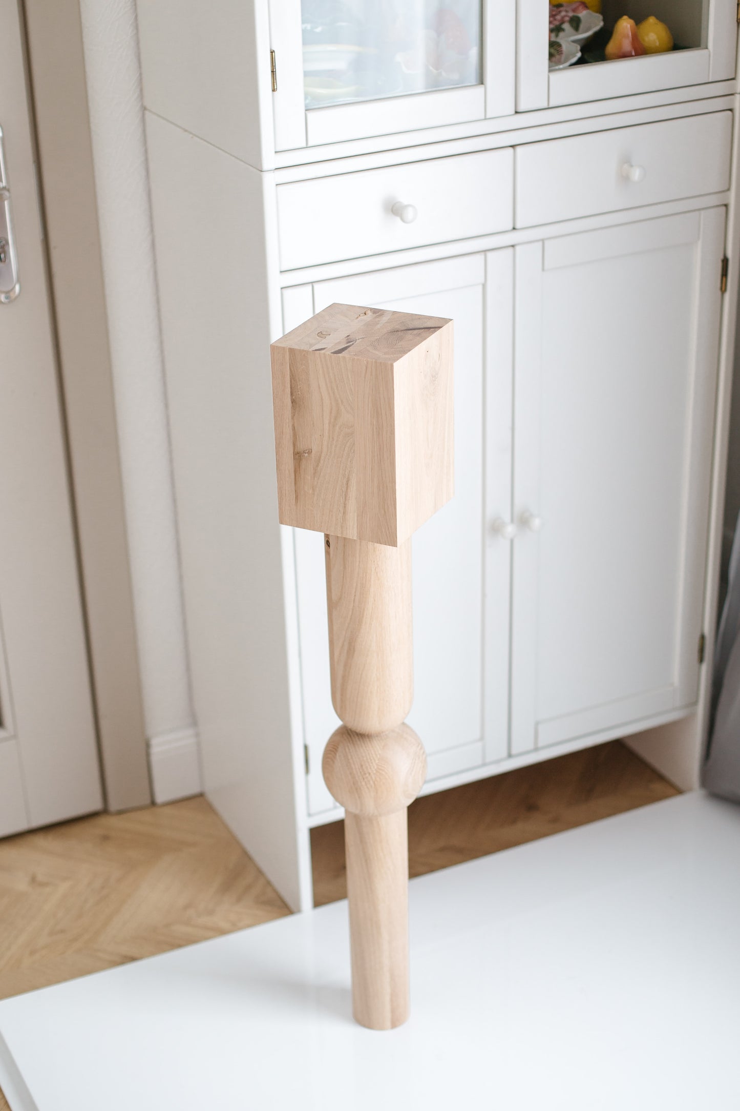 Pied de table et de bar en bois avec plateau carré – Design tourné, H900 mm