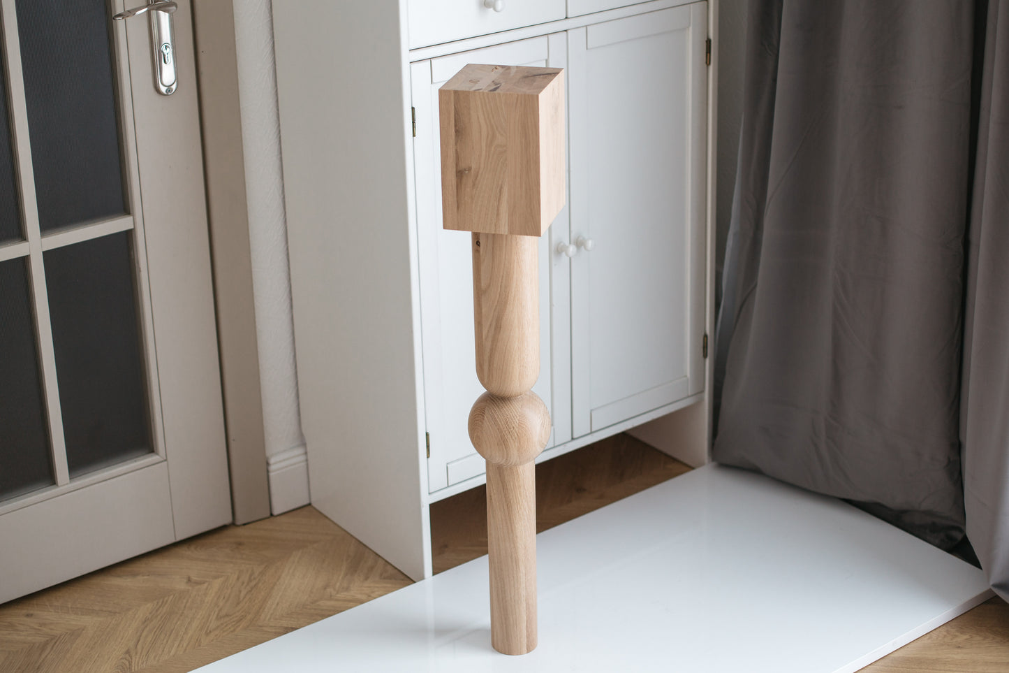 Pied de table et de bar en bois avec plateau carré – Design tourné, H900 mm