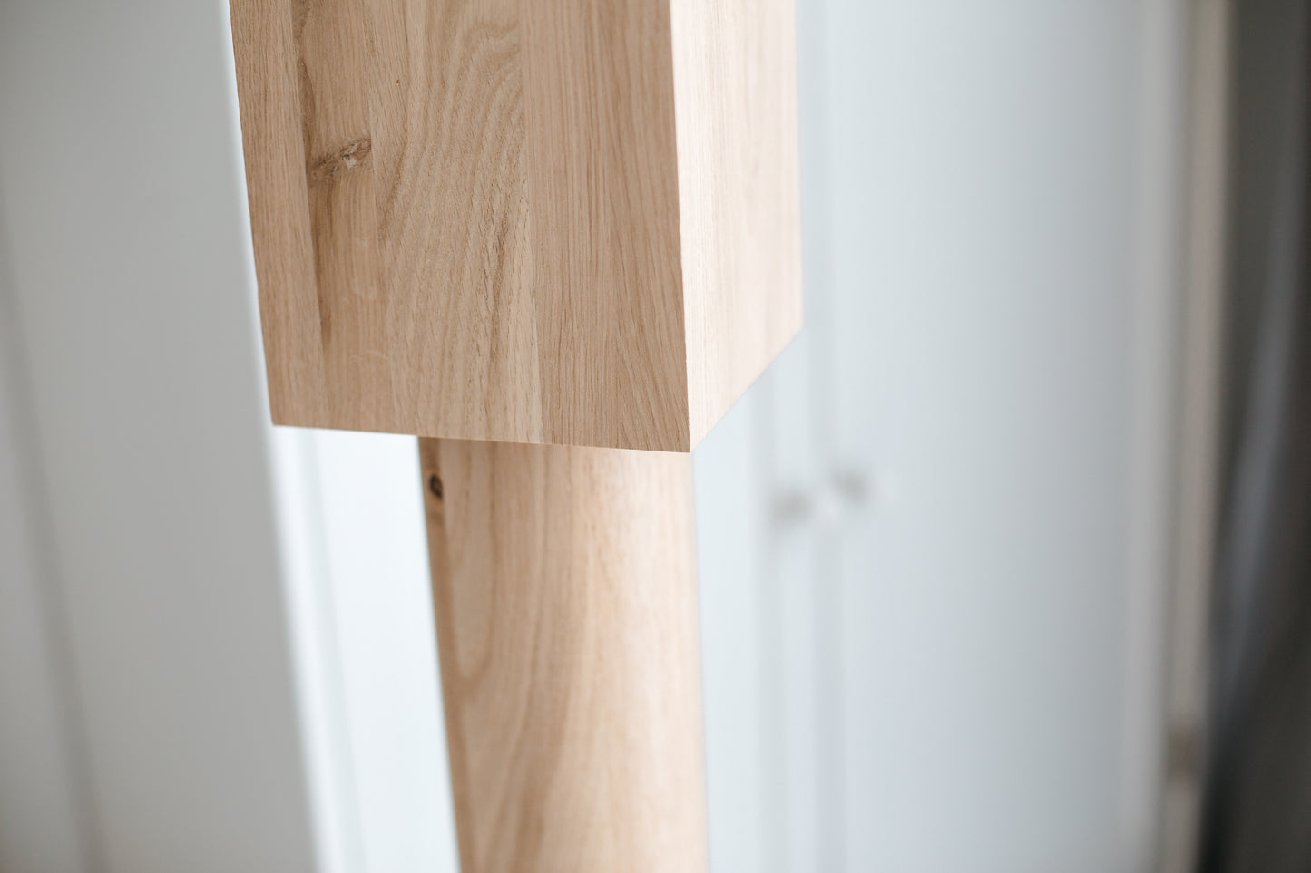 Pied de table et de bar en bois avec plateau carré – Design tourné, H900 mm