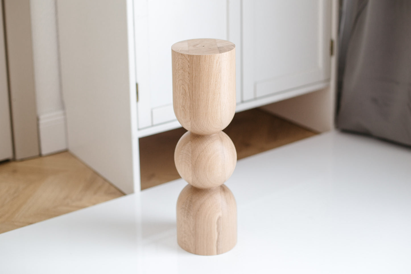 Pied de table basse en bois naturel avec sphère décorative – Design tourné au tour, H400 mm