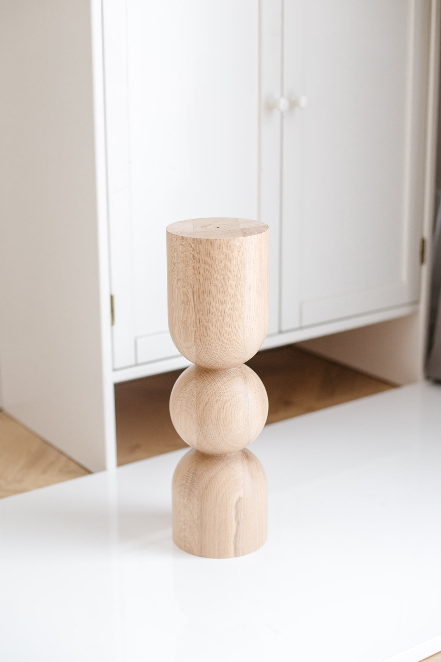 Pied de table basse en bois naturel avec sphère décorative – Design tourné au tour, H400 mm