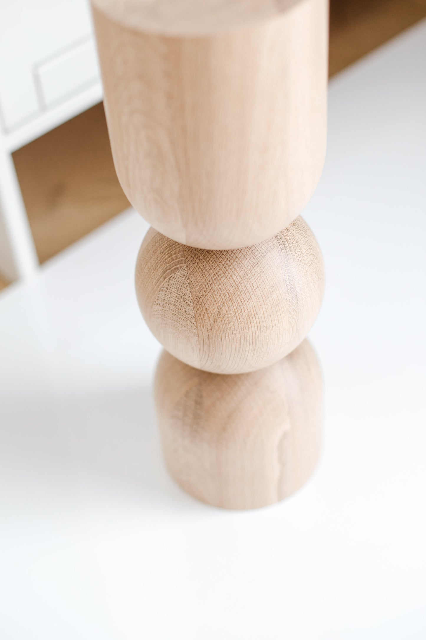 Pied de table basse en bois naturel avec sphère décorative – Design tourné au tour, H400 mm