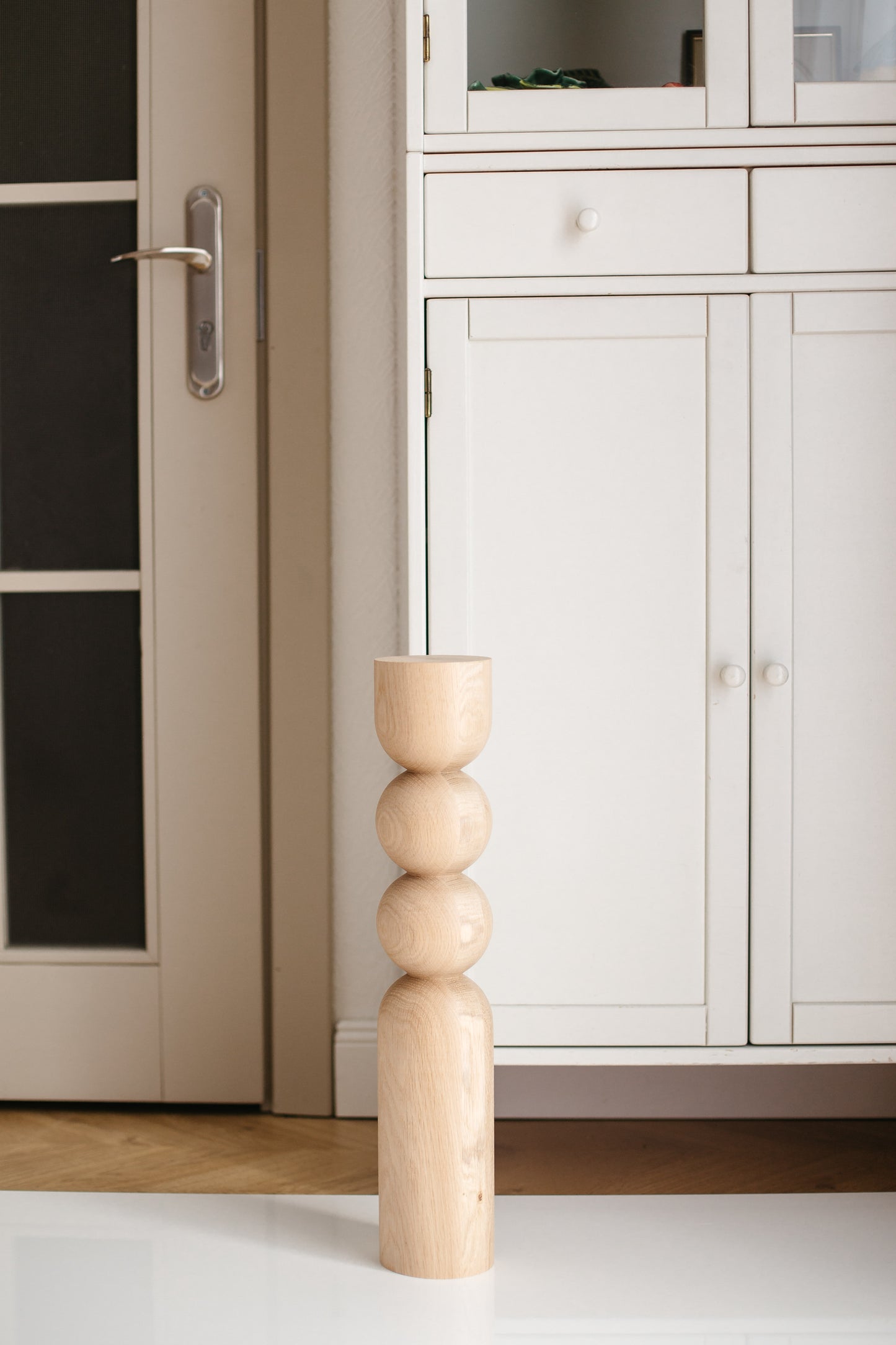 Pied de table basse en bois naturel avec détail à double sphère – Design fait main, H540 mm