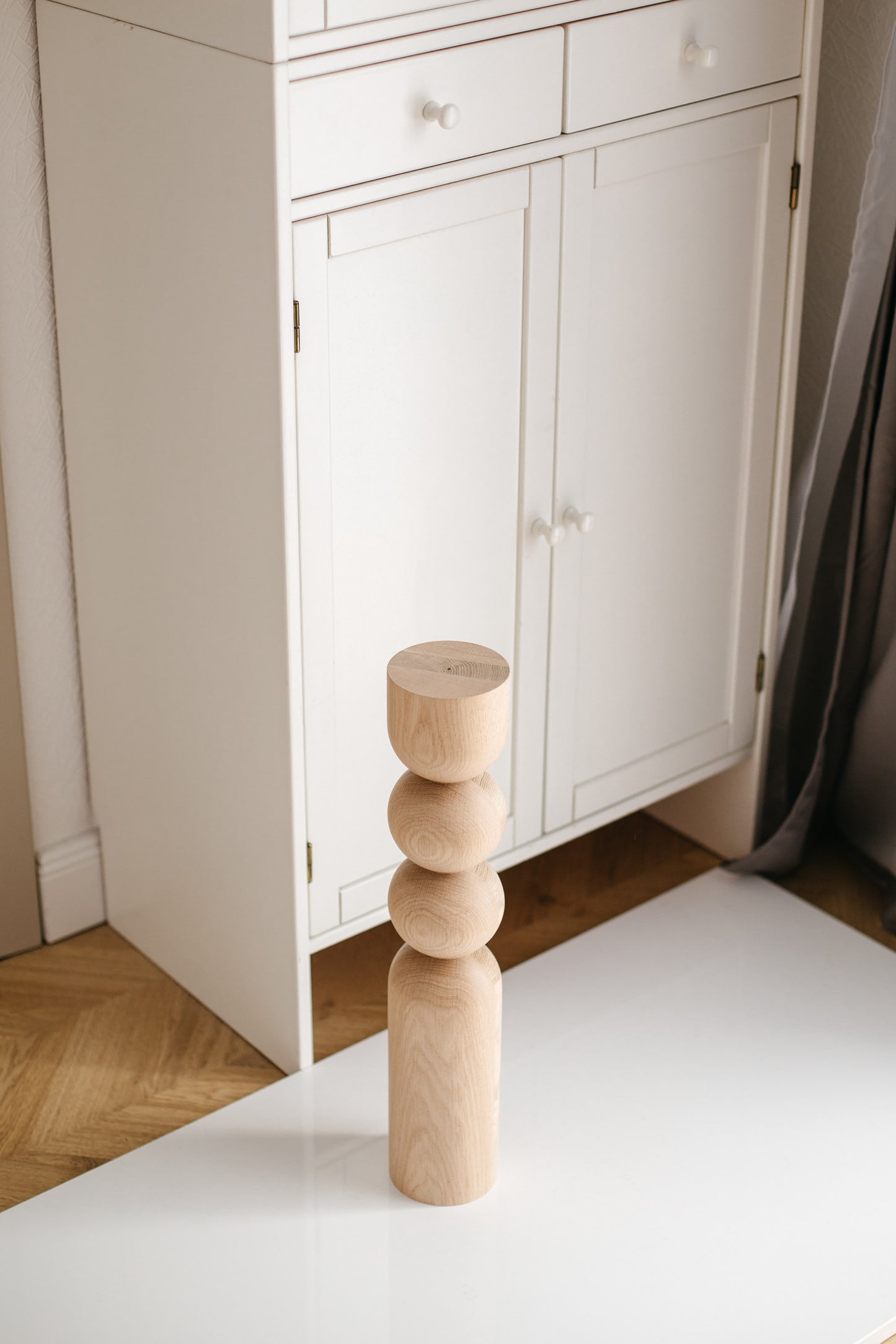 Pied de table basse en bois naturel avec détail à double sphère – Design fait main, H540 mm