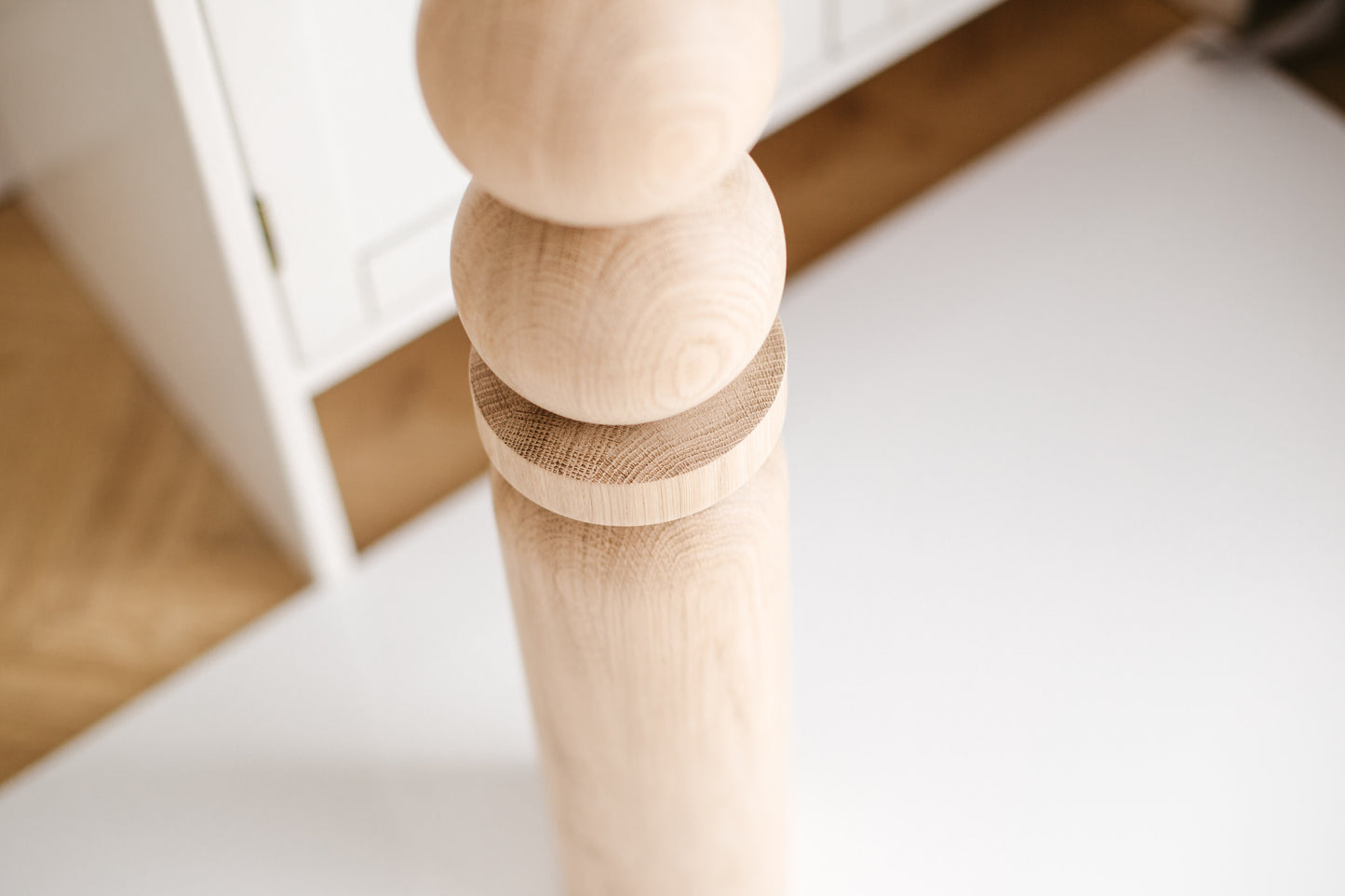 Pied de table basse en bois naturel avec deux sphères supérieures – Fabrication artisanale, H540 mm