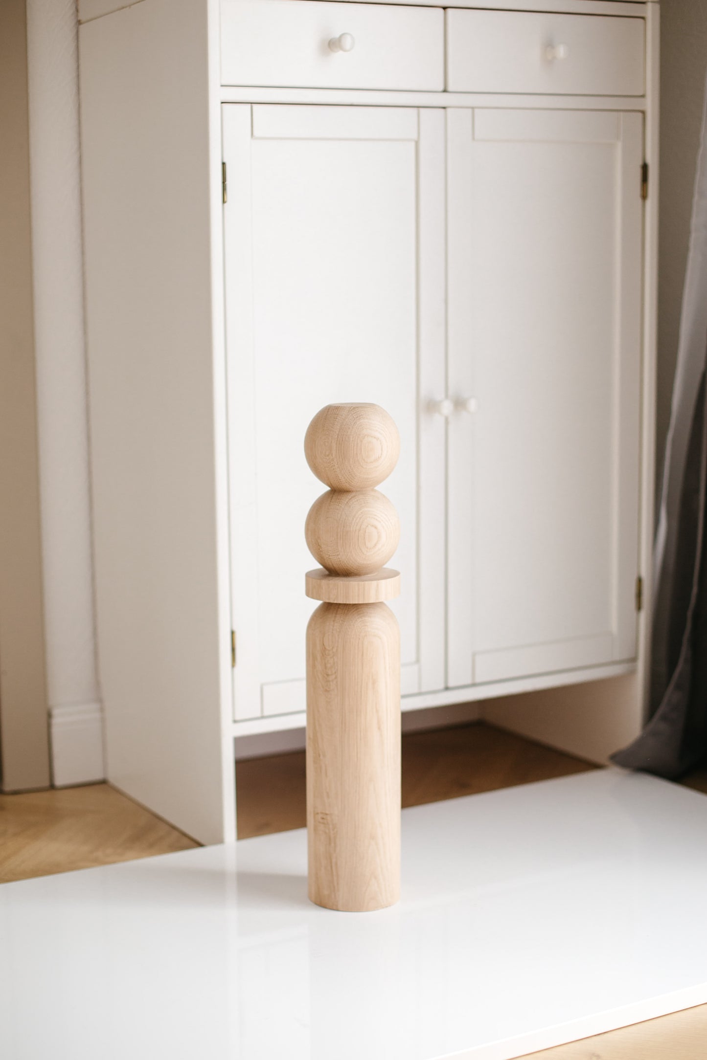 Pied de table basse en bois naturel avec deux sphères supérieures – Fabrication artisanale, H540 mm