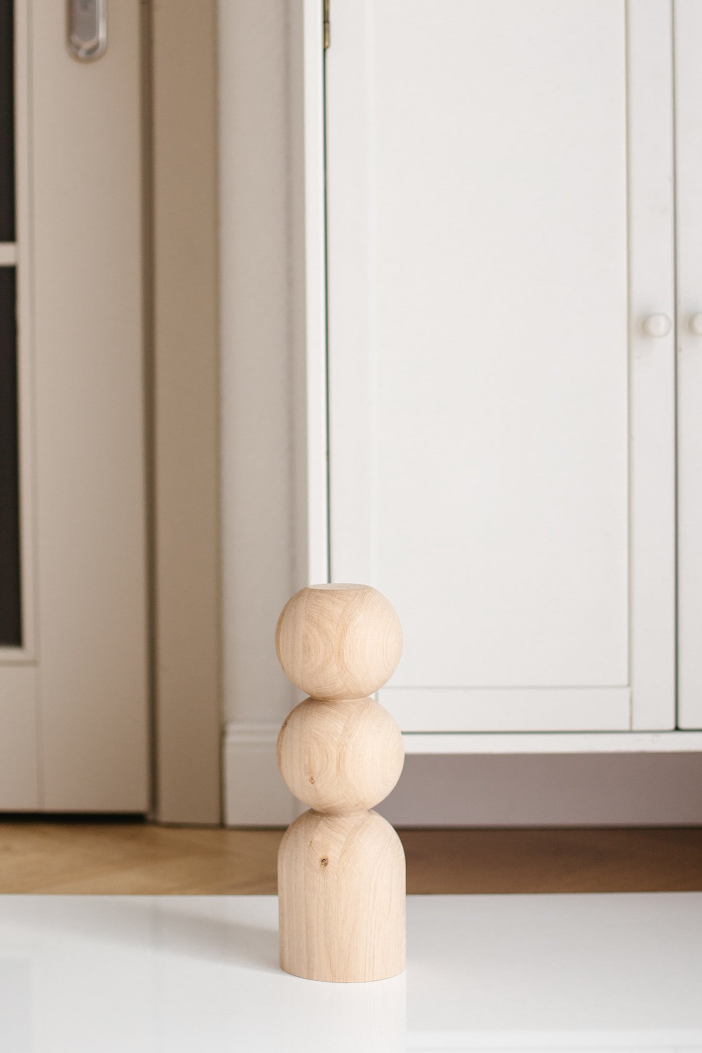 Pieds de meuble en bois avec détails double sphère – Design fait main, H305 mm
