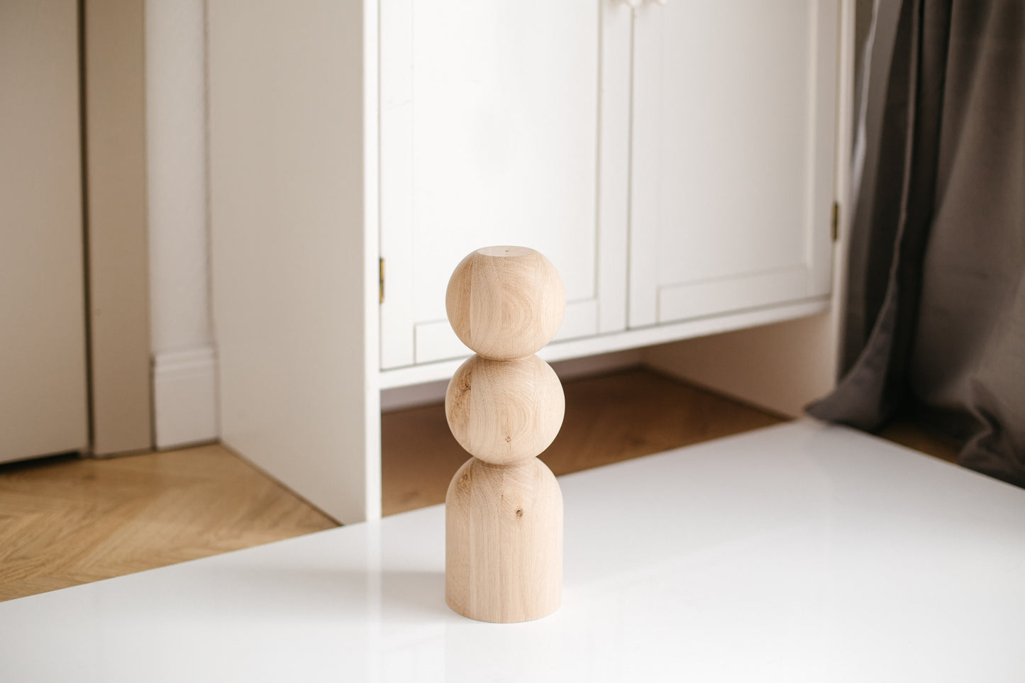 Pieds de meuble en bois avec détails double sphère – Design fait main, H305 mm