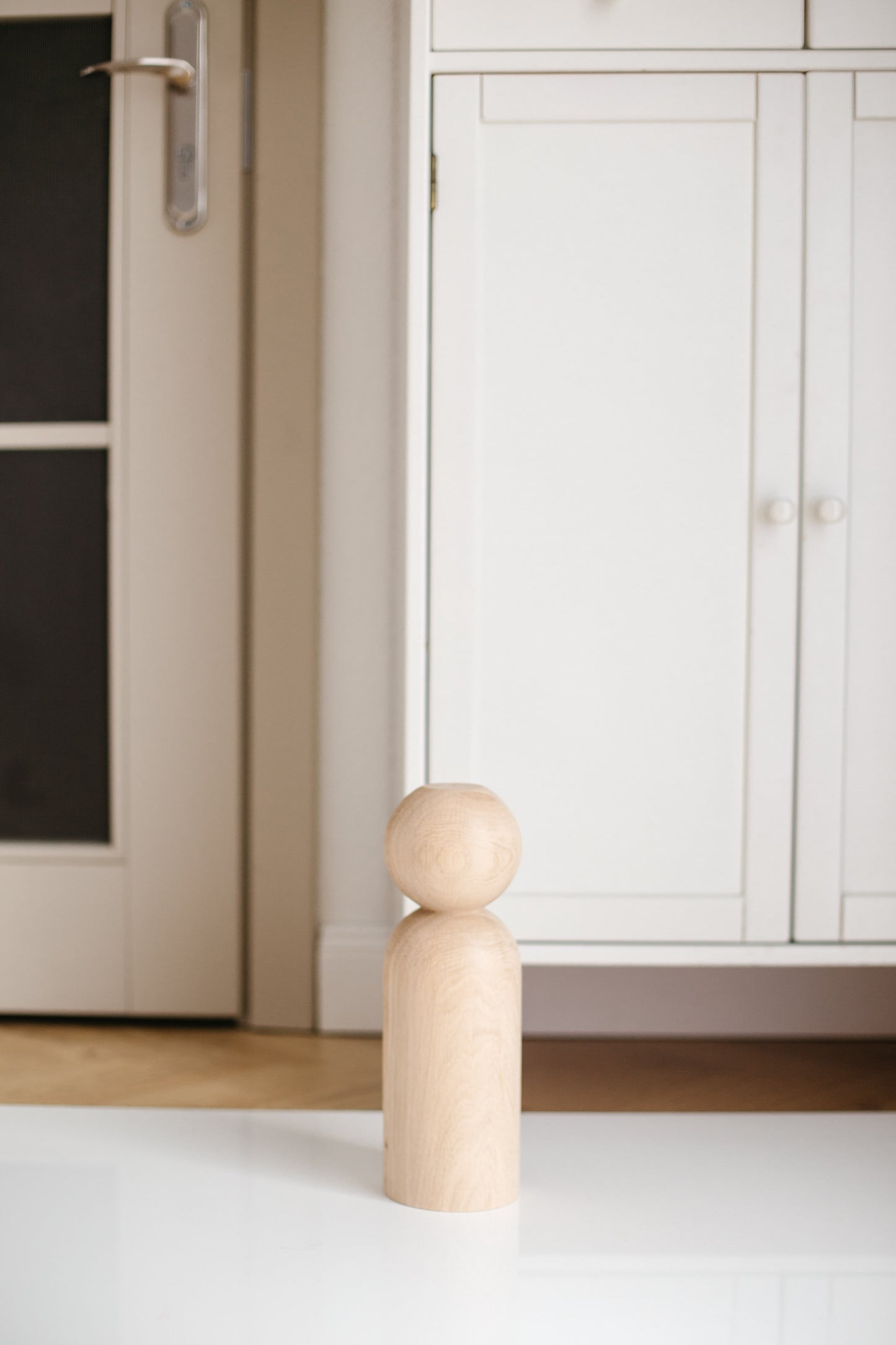 Pieds de meuble en bois avec sphère décorative – Design fait main, H305 mm