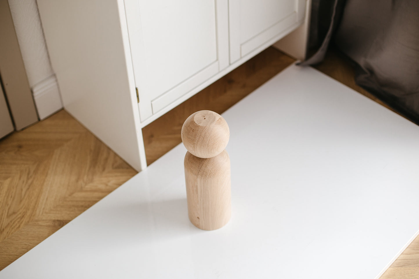 Pieds de meuble en bois avec sphère décorative – Design fait main, H305 mm