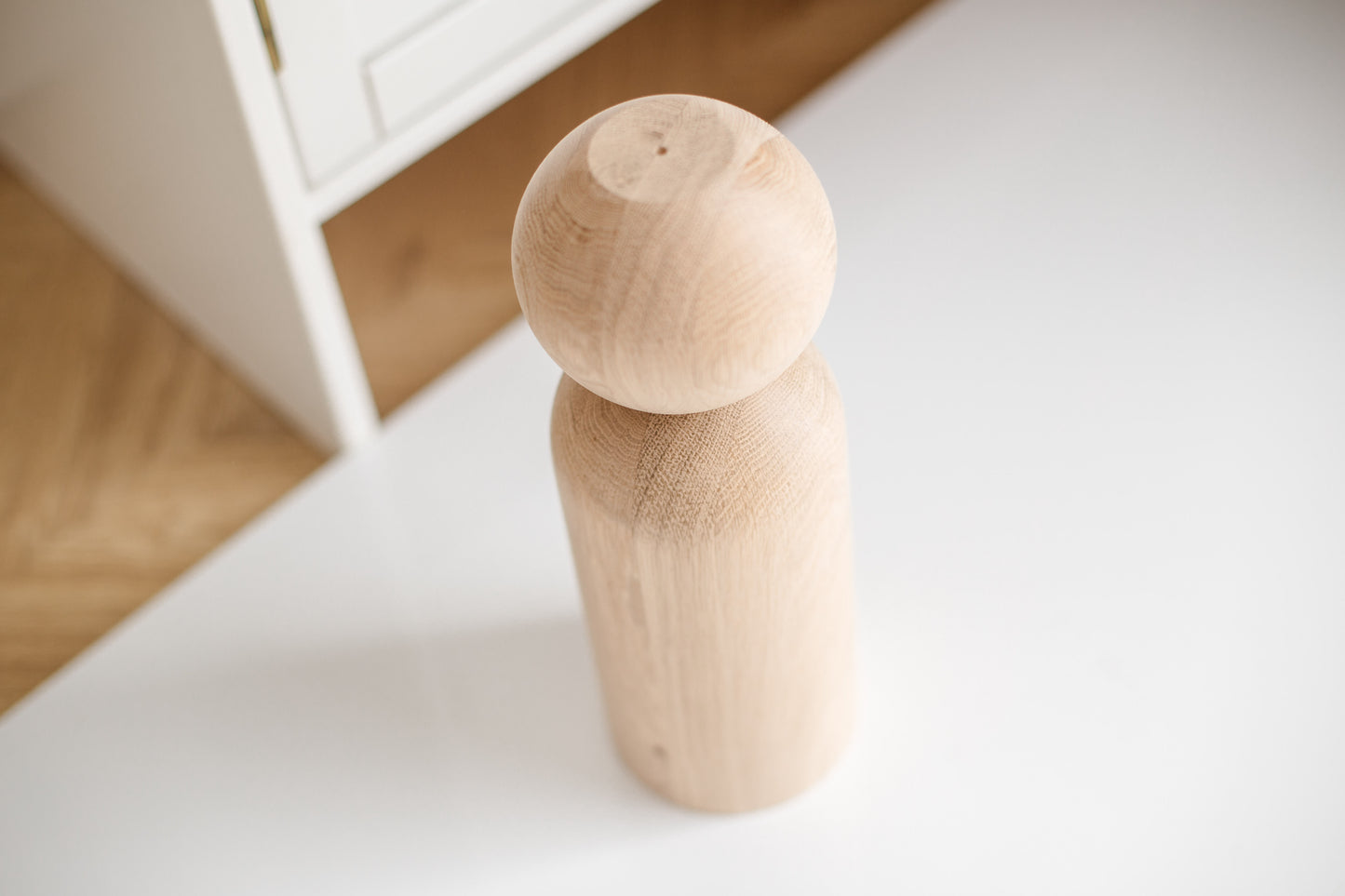 Pieds de meuble en bois avec sphère décorative – Design fait main, H305 mm