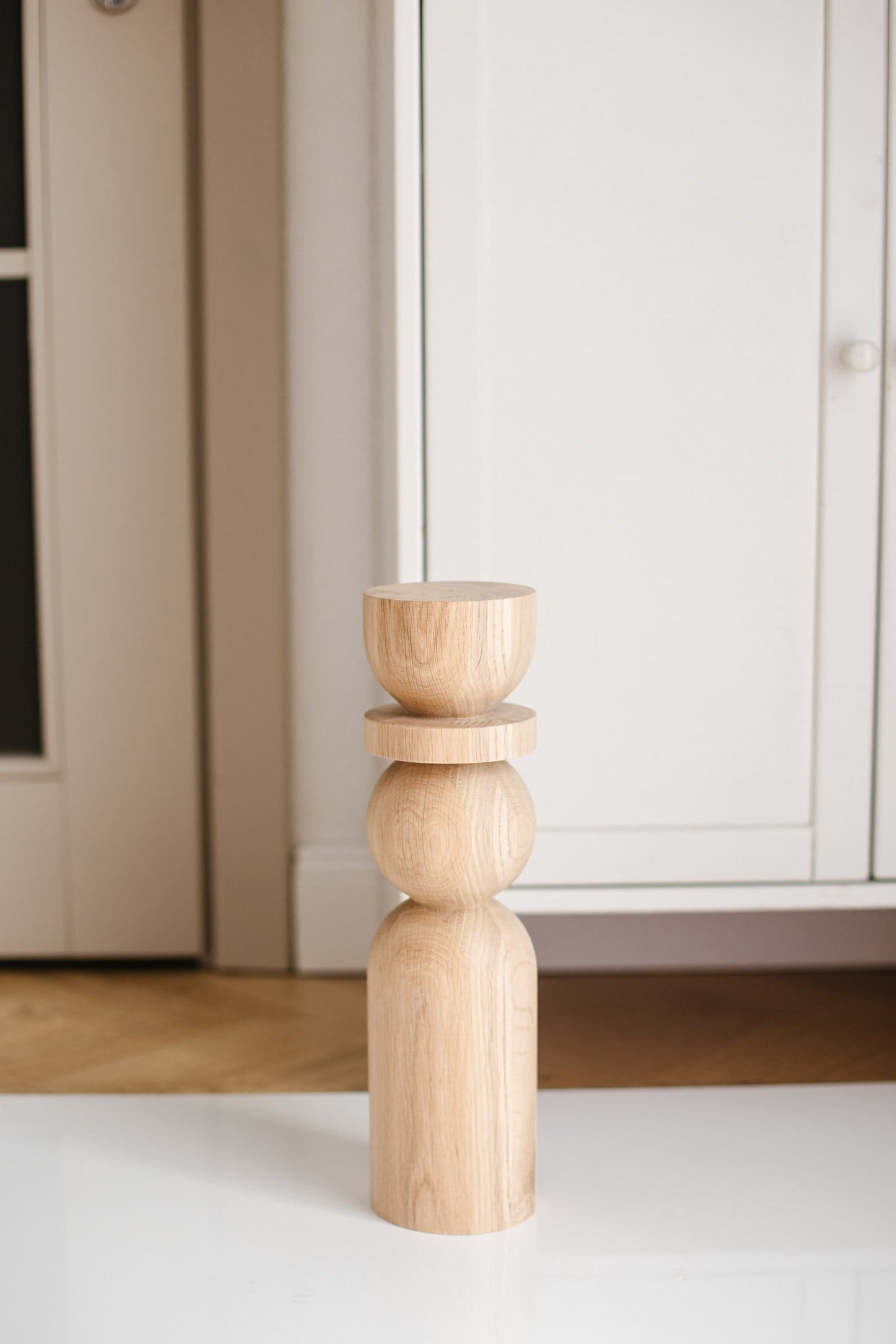 Pied de table basse en bois naturel avec détail sphérique – Design fait main, H380 mm