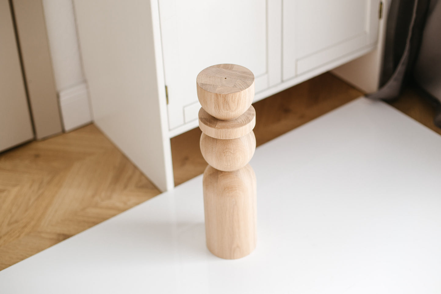 Pied de table basse en bois naturel avec détail sphérique – Design fait main, H380 mm