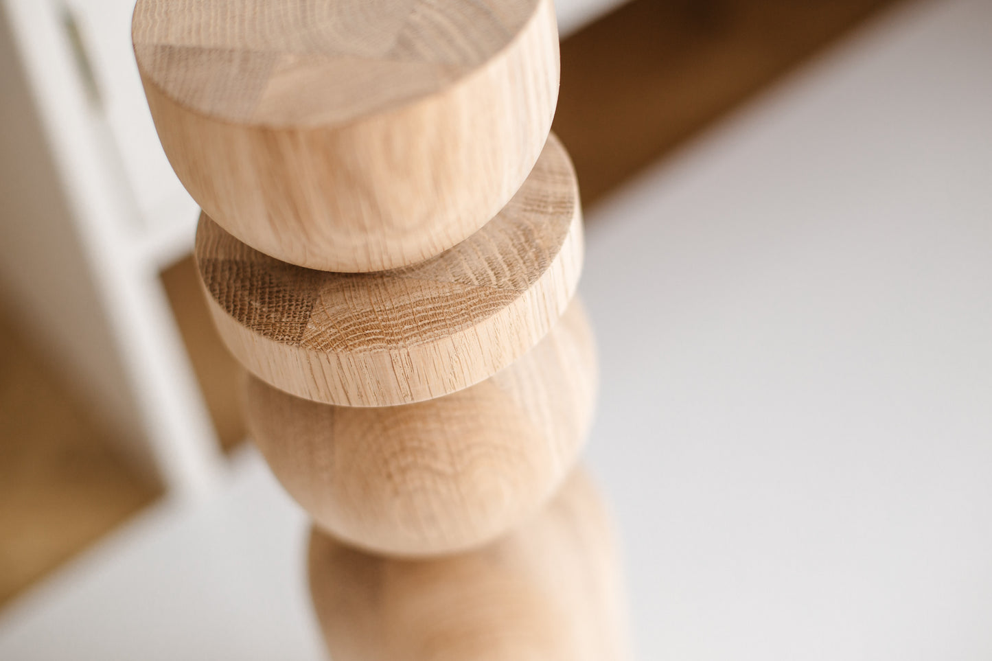 Pied de table basse en bois naturel avec détail sphérique – Design fait main, H380 mm