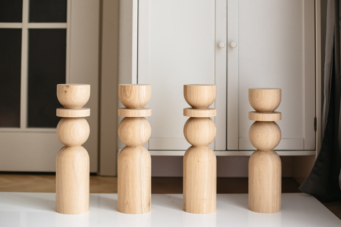 Pied de table basse en bois naturel avec détail sphérique – Design fait main, H380 mm