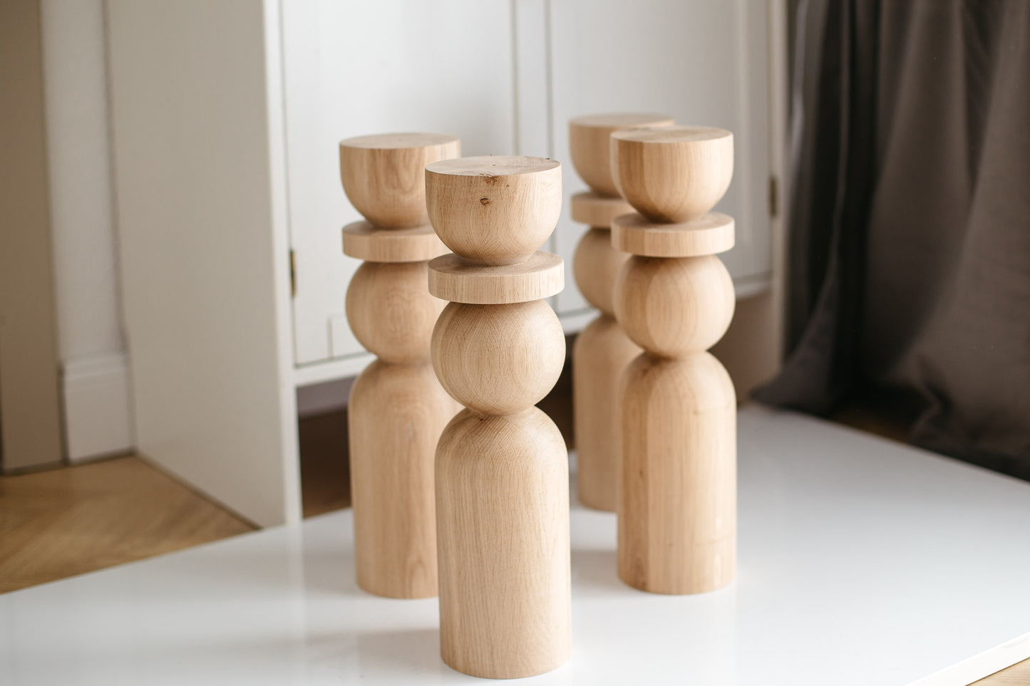 Pieds de table basse en bois naturel avec détail sphérique – Faits à la main, lot de 4, H380 mm