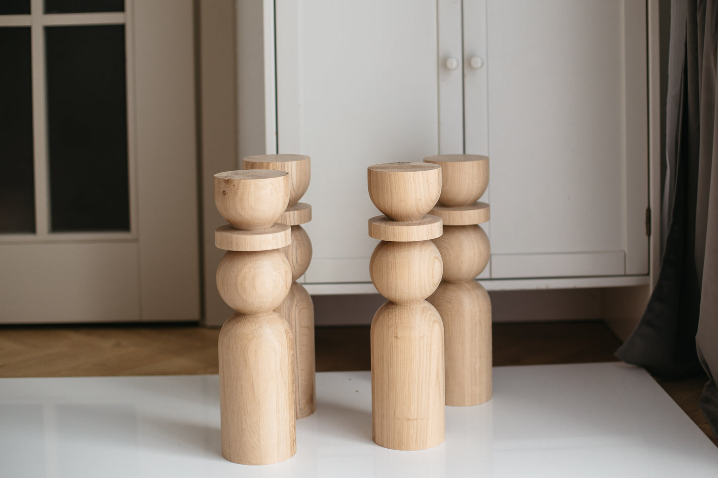 Pied de table basse en bois naturel avec détail sphérique – Design fait main, H380 mm