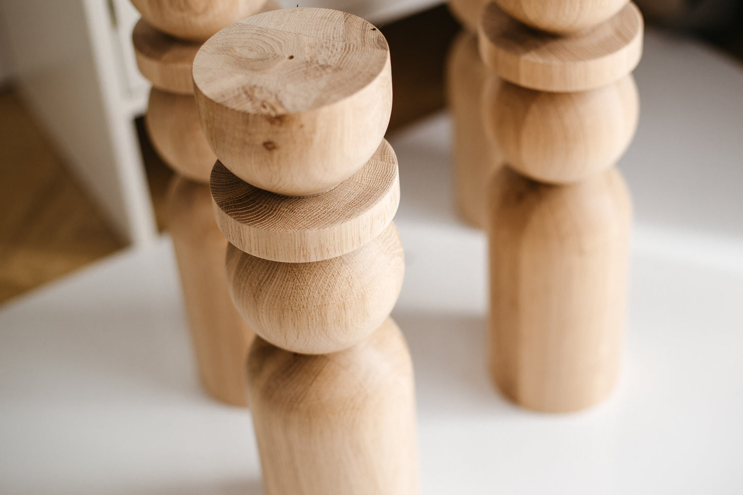 Pied de table basse en bois naturel avec détail sphérique – Design fait main, H380 mm