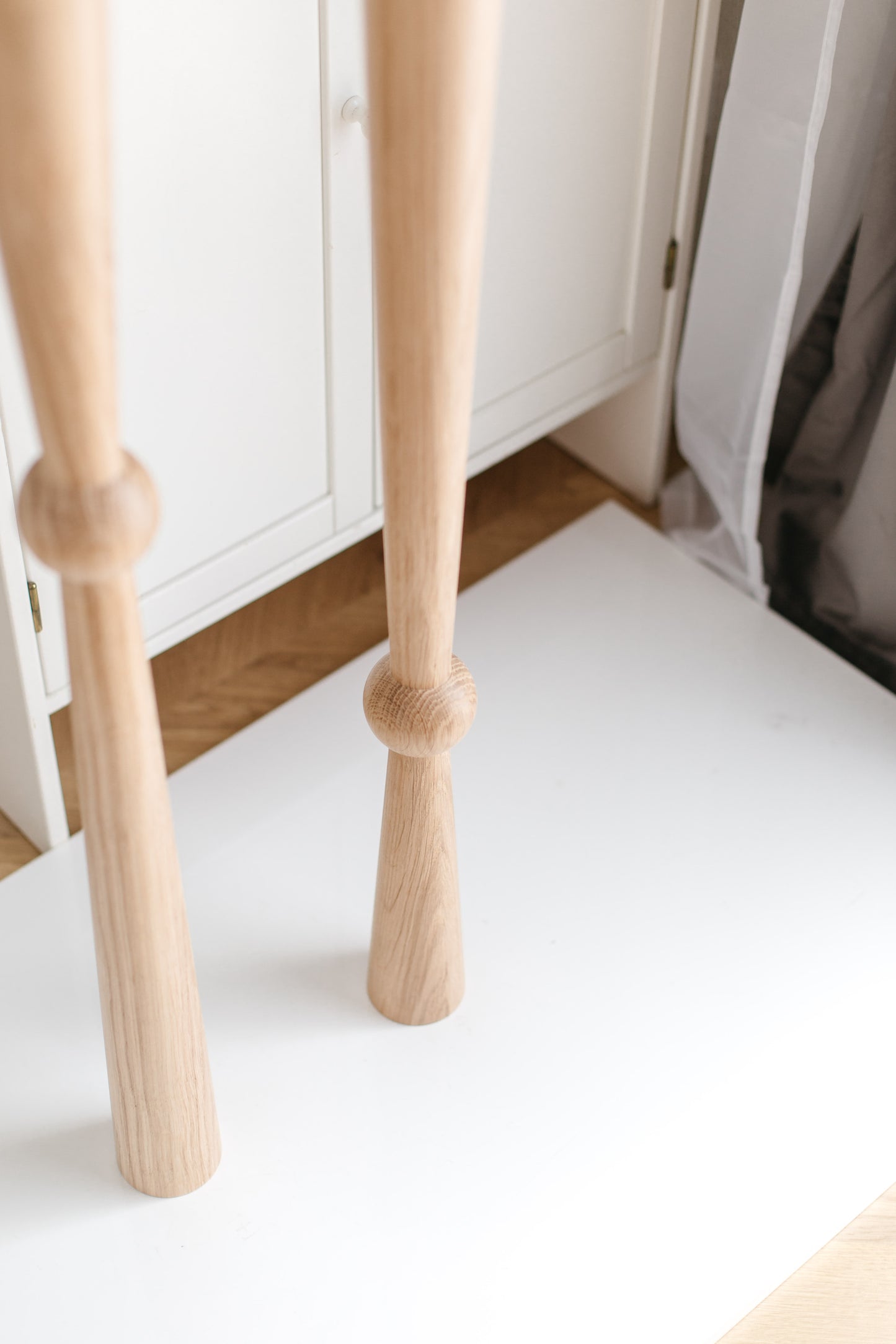 Pied de table et de bar en bois avec sphère centrale – Design tourné, H870 mm