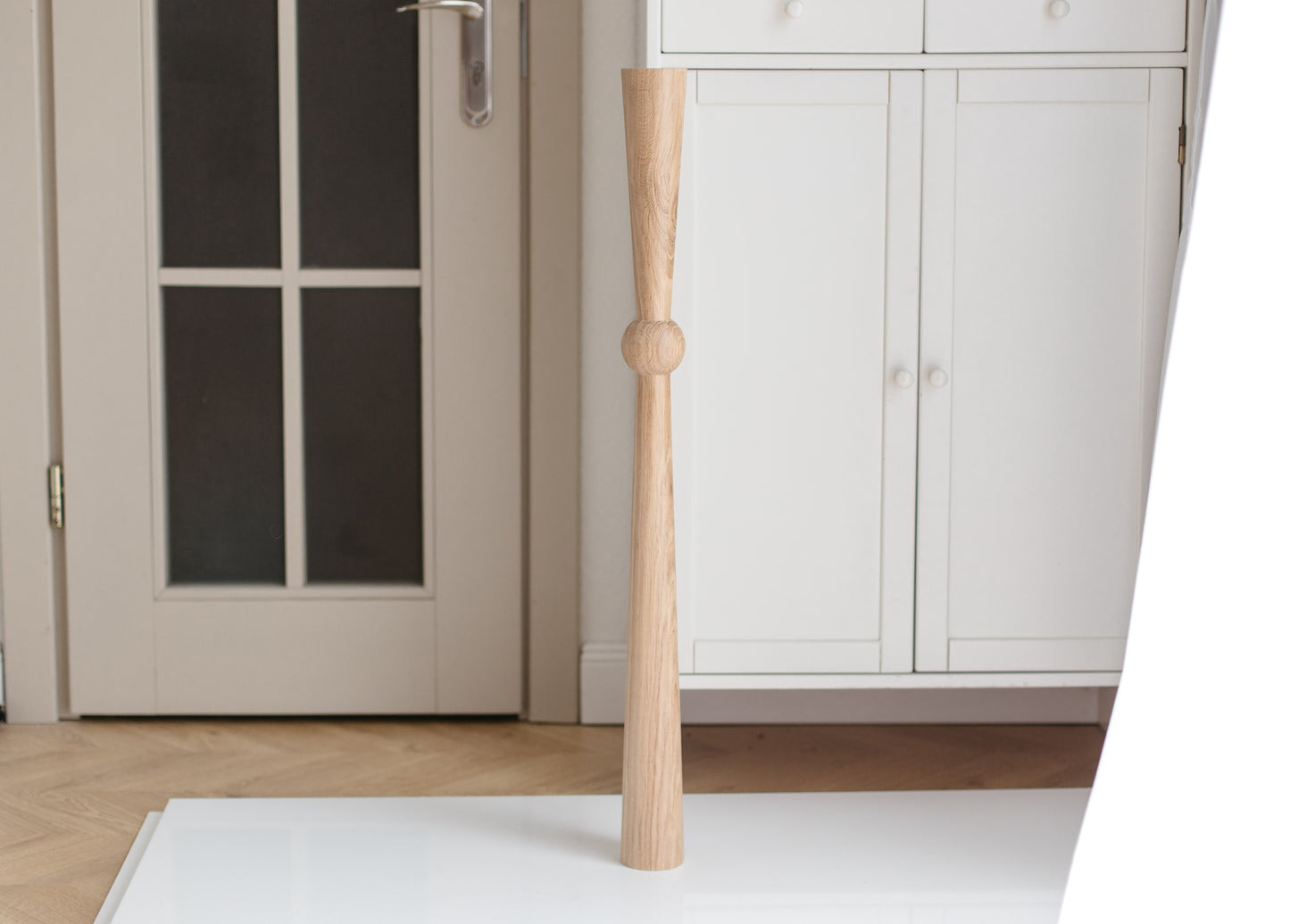 Pied de table et de bar en bois avec sphère centrale – Design tourné, H870 mm